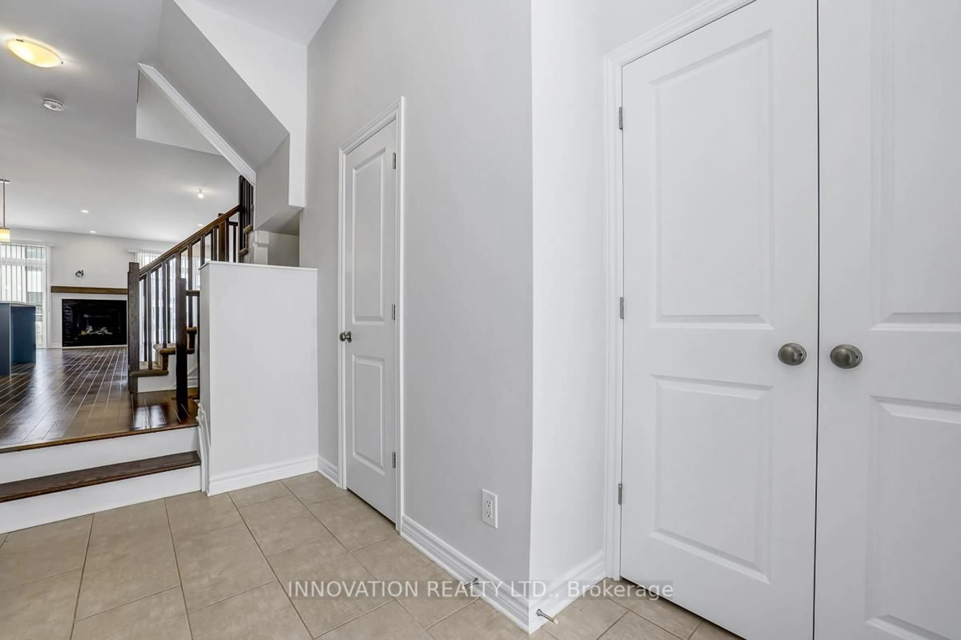 Indoor entryway for 1011 Eider St, Ottawa Ontario K4M 0P5