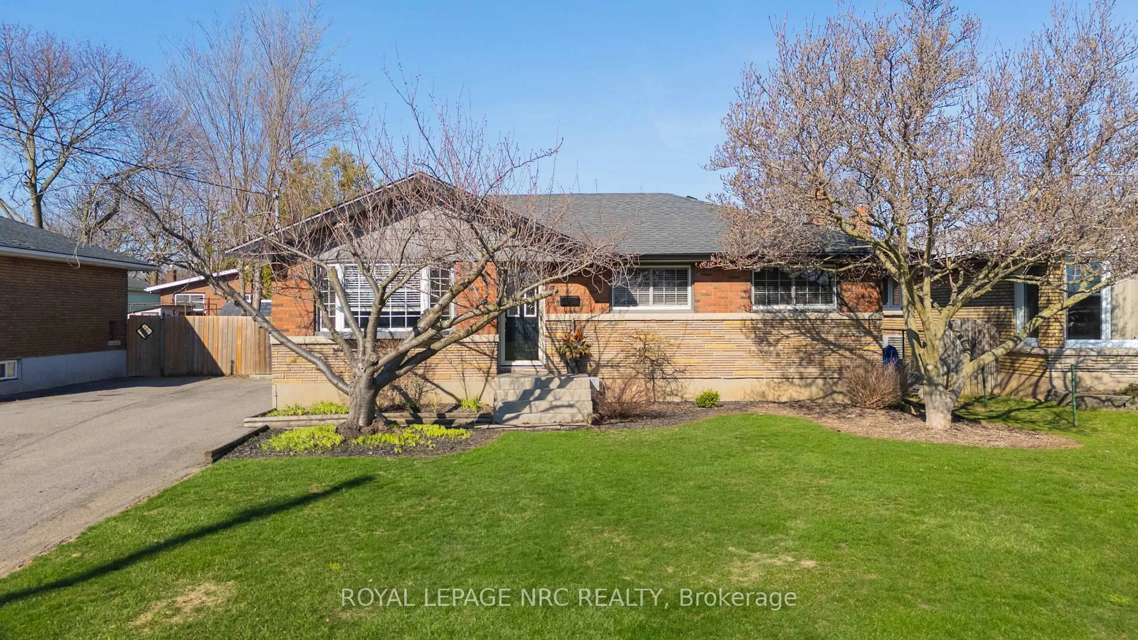 Home with brick exterior material, street for 9 Greenhill Dr, Thorold Ontario L2V 1W4