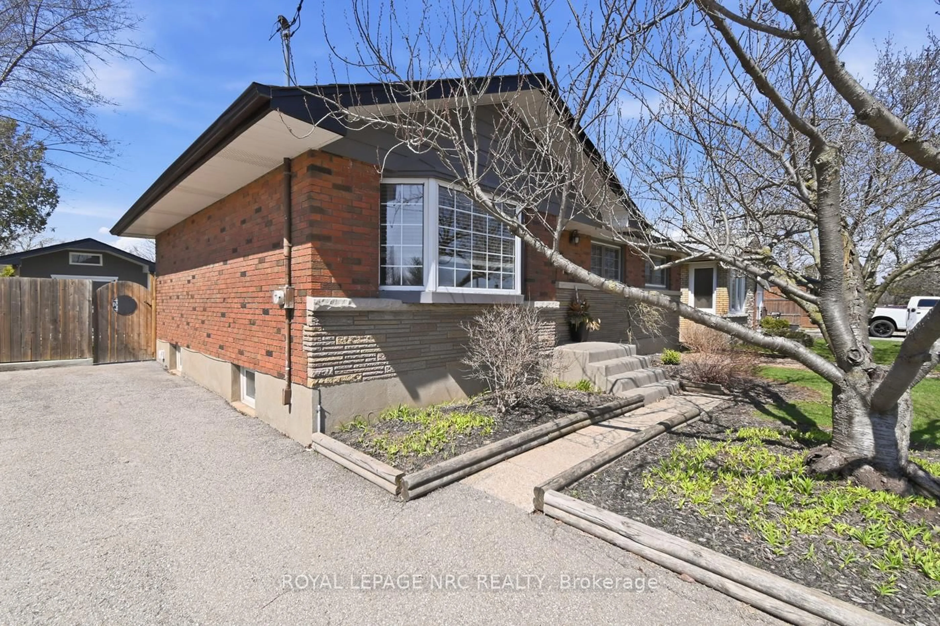 Home with brick exterior material, street for 9 Greenhill Dr, Thorold Ontario L2V 1W4