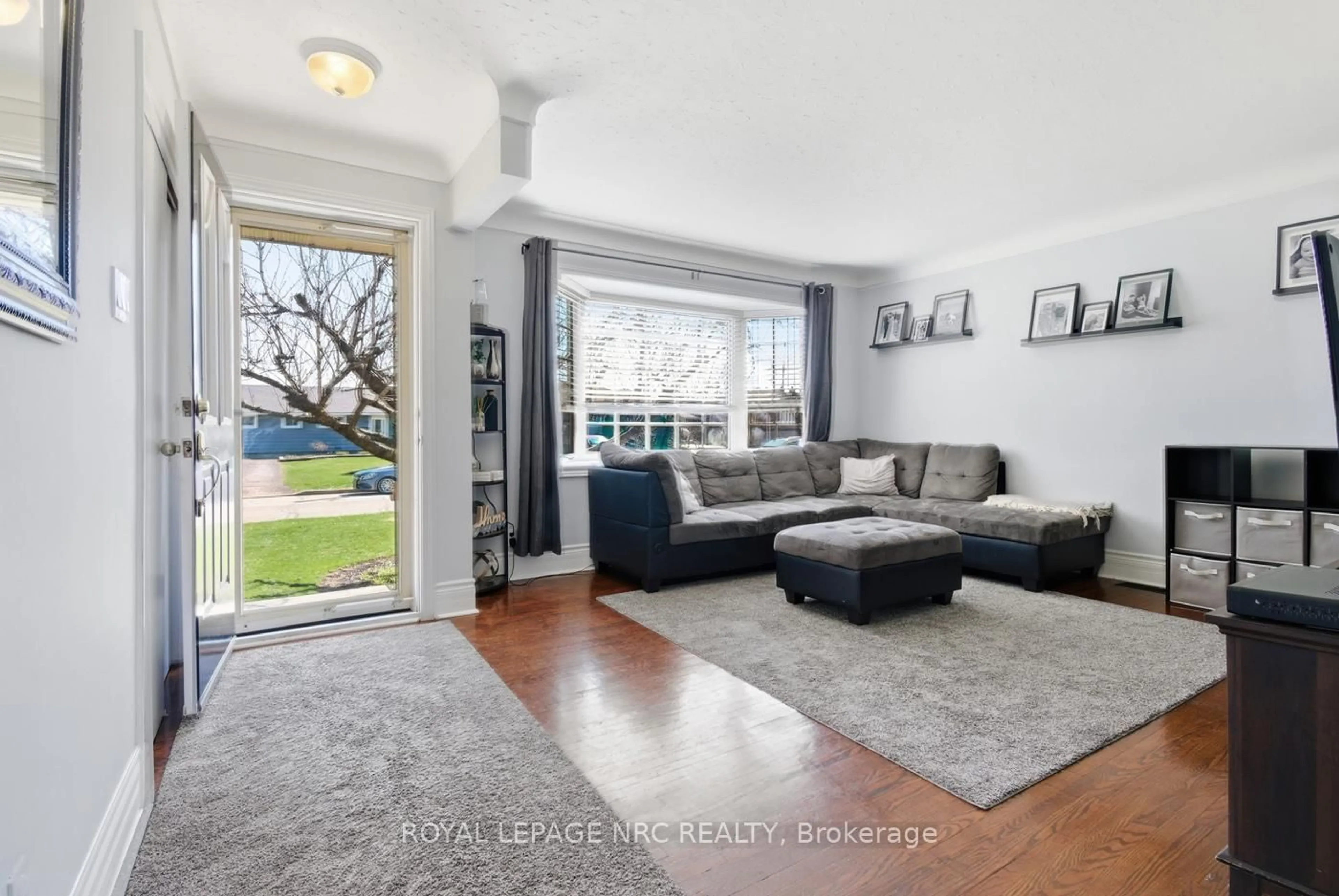 Living room with furniture, unknown for 9 Greenhill Dr, Thorold Ontario L2V 1W4