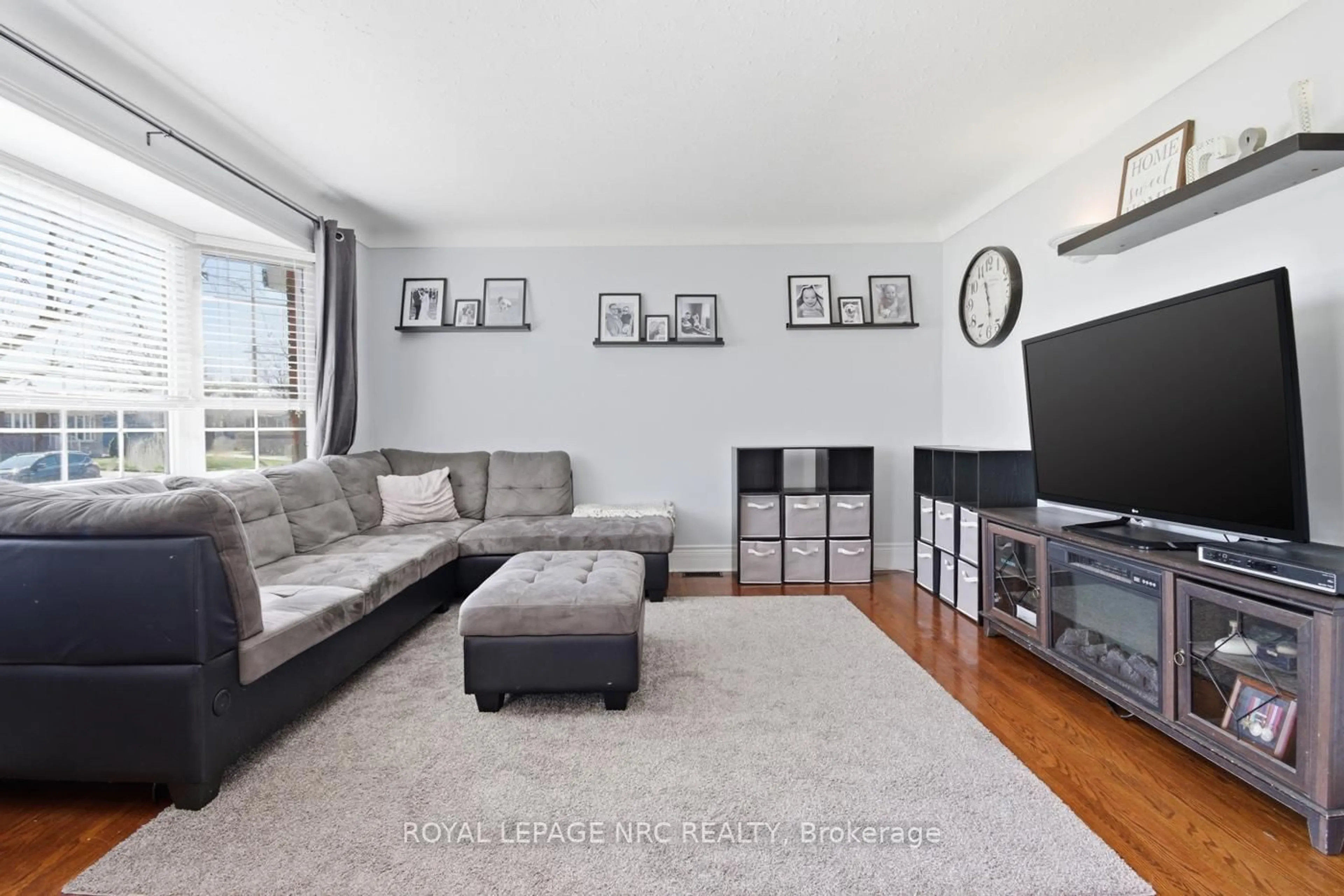 Living room with furniture, unknown for 9 Greenhill Dr, Thorold Ontario L2V 1W4