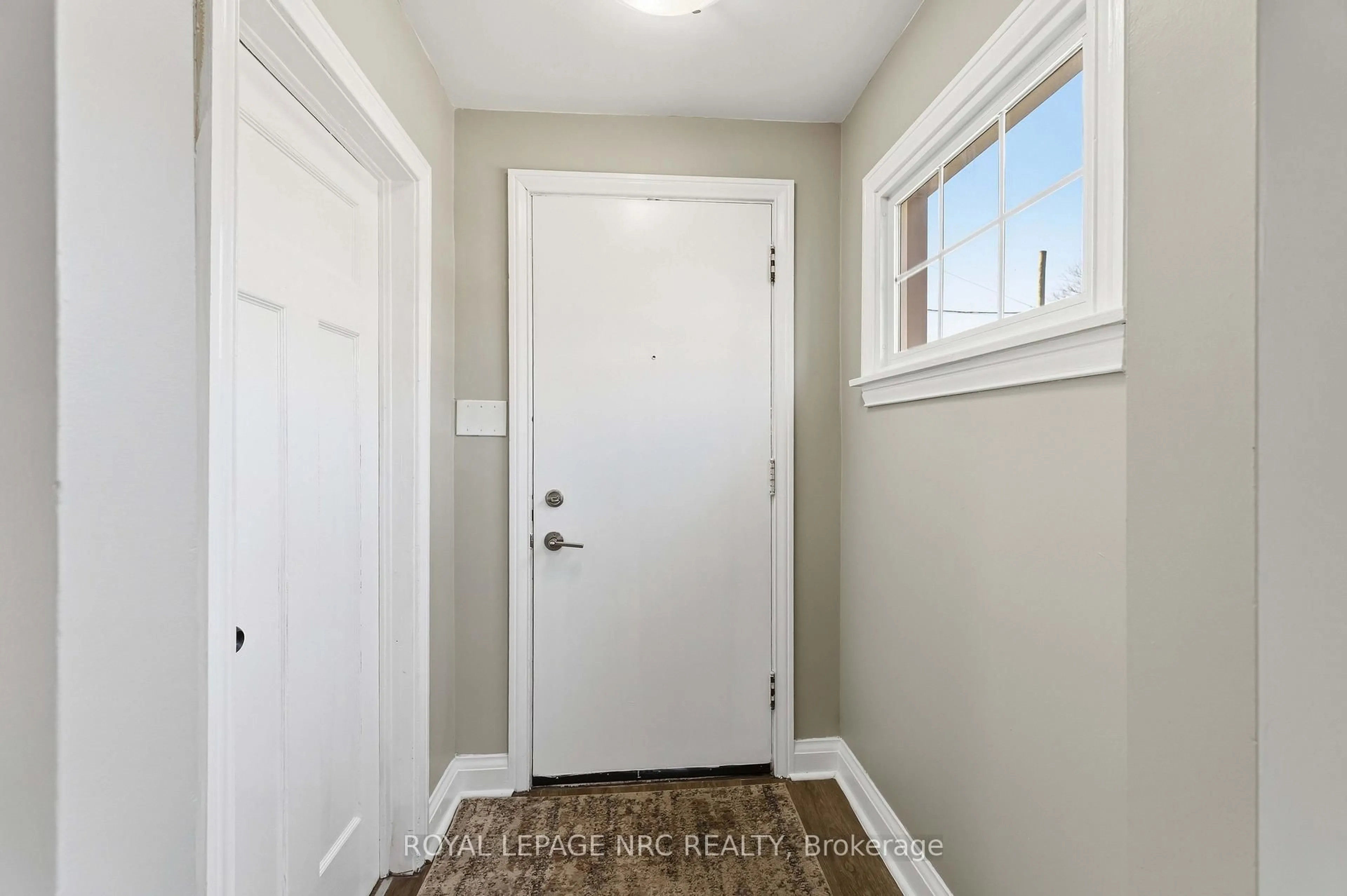 Indoor entryway for 1 Linwood St, St. Catharines Ontario L2N 2H4