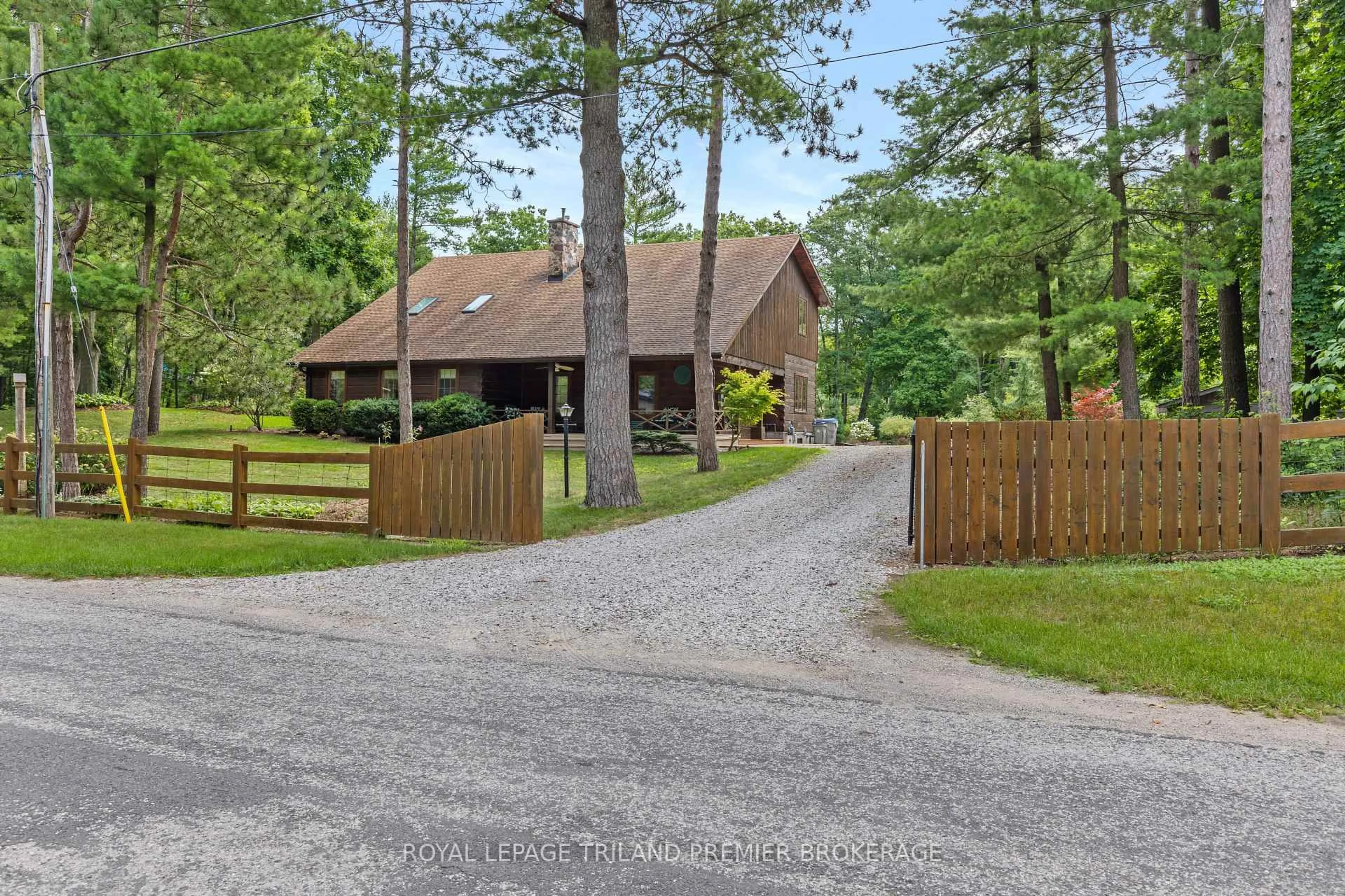 A pic from outside/outdoor area/front of a property/back of a property/a pic from drone, unknown for 9936 ONTARIO St, Lambton Shores Ontario N0M 2L0