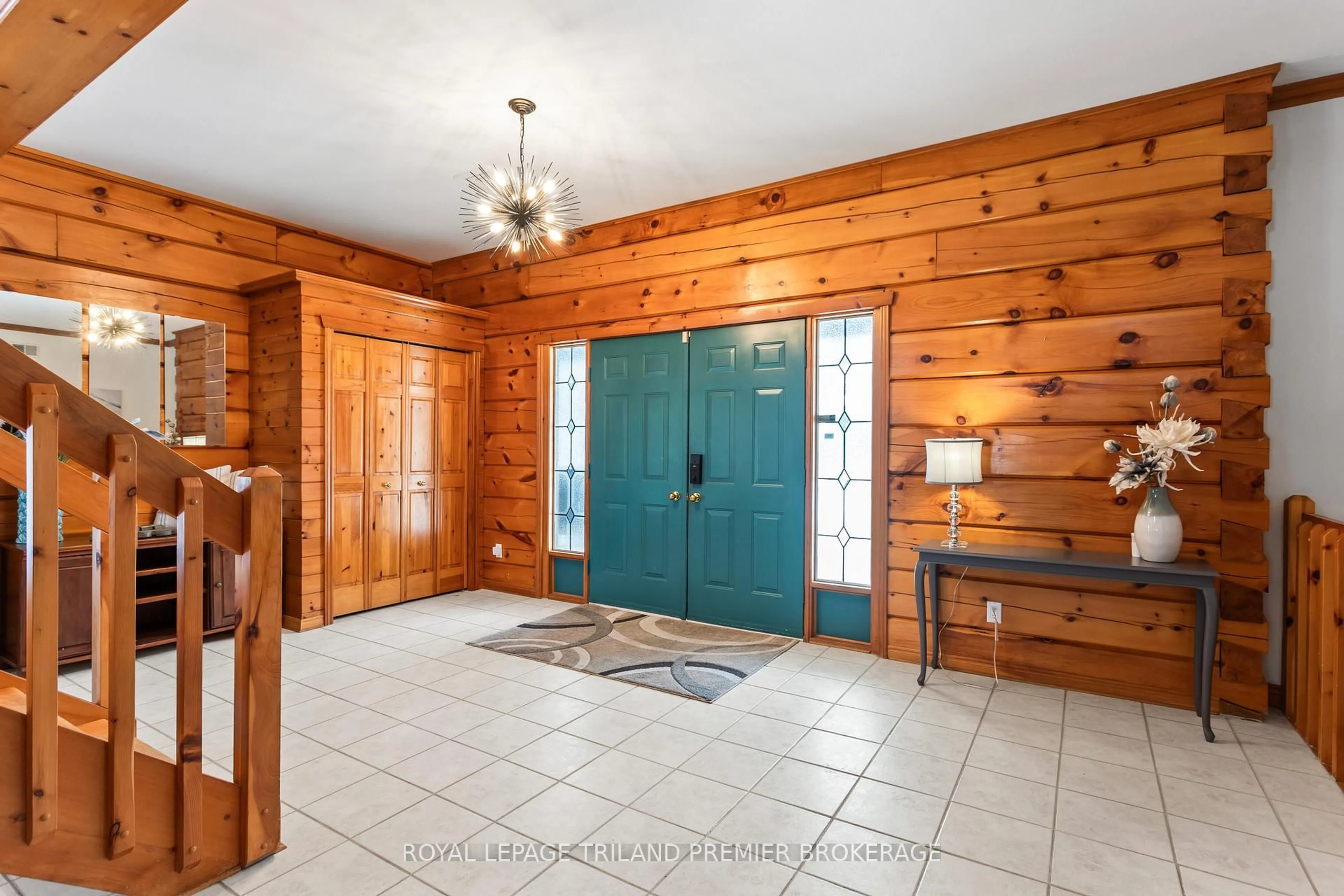 Indoor entryway for 9936 ONTARIO St, Lambton Shores Ontario N0M 2L0