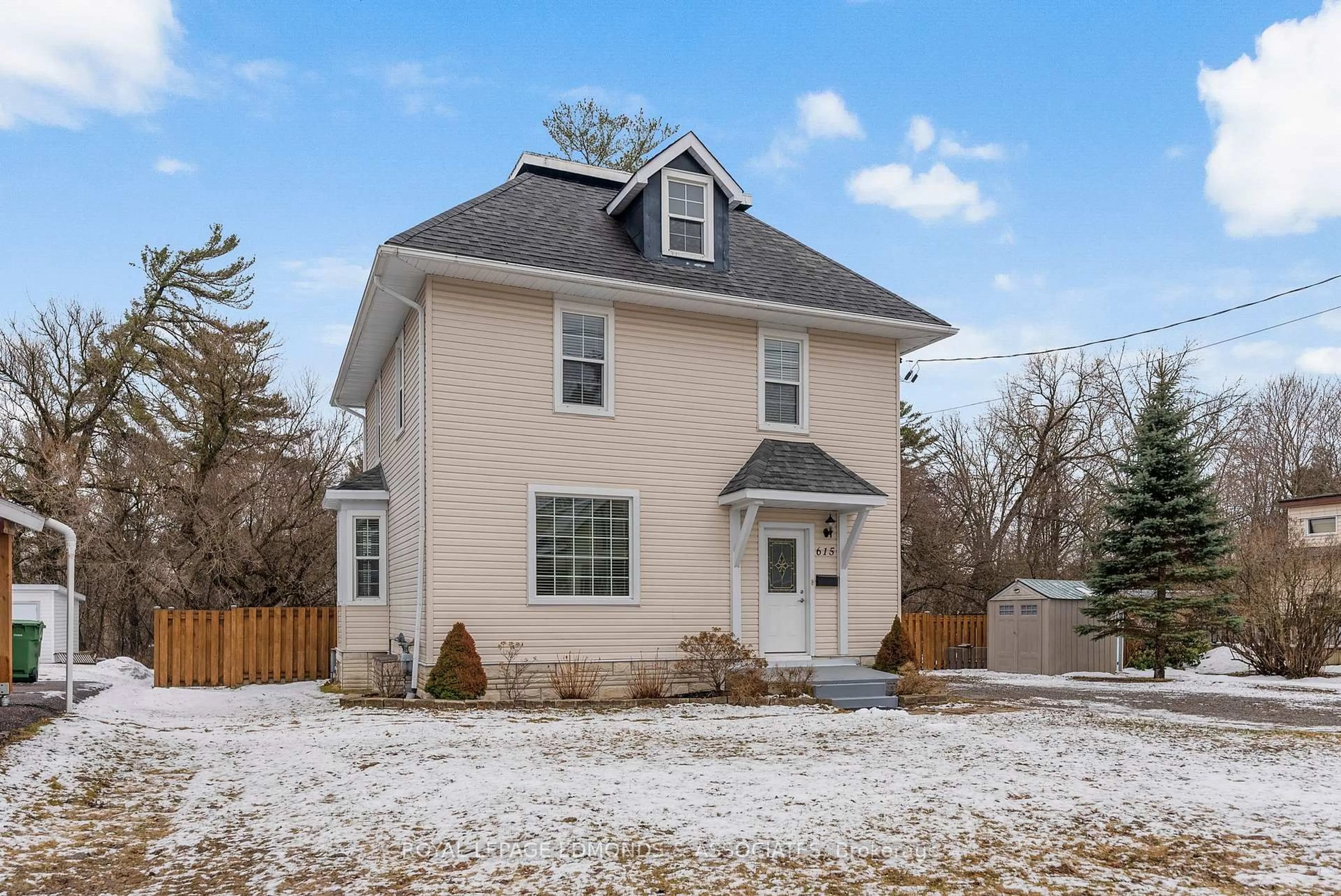 Home with vinyl exterior material, street for 615 Moffat St, Pembroke Ontario K8A 3Y2