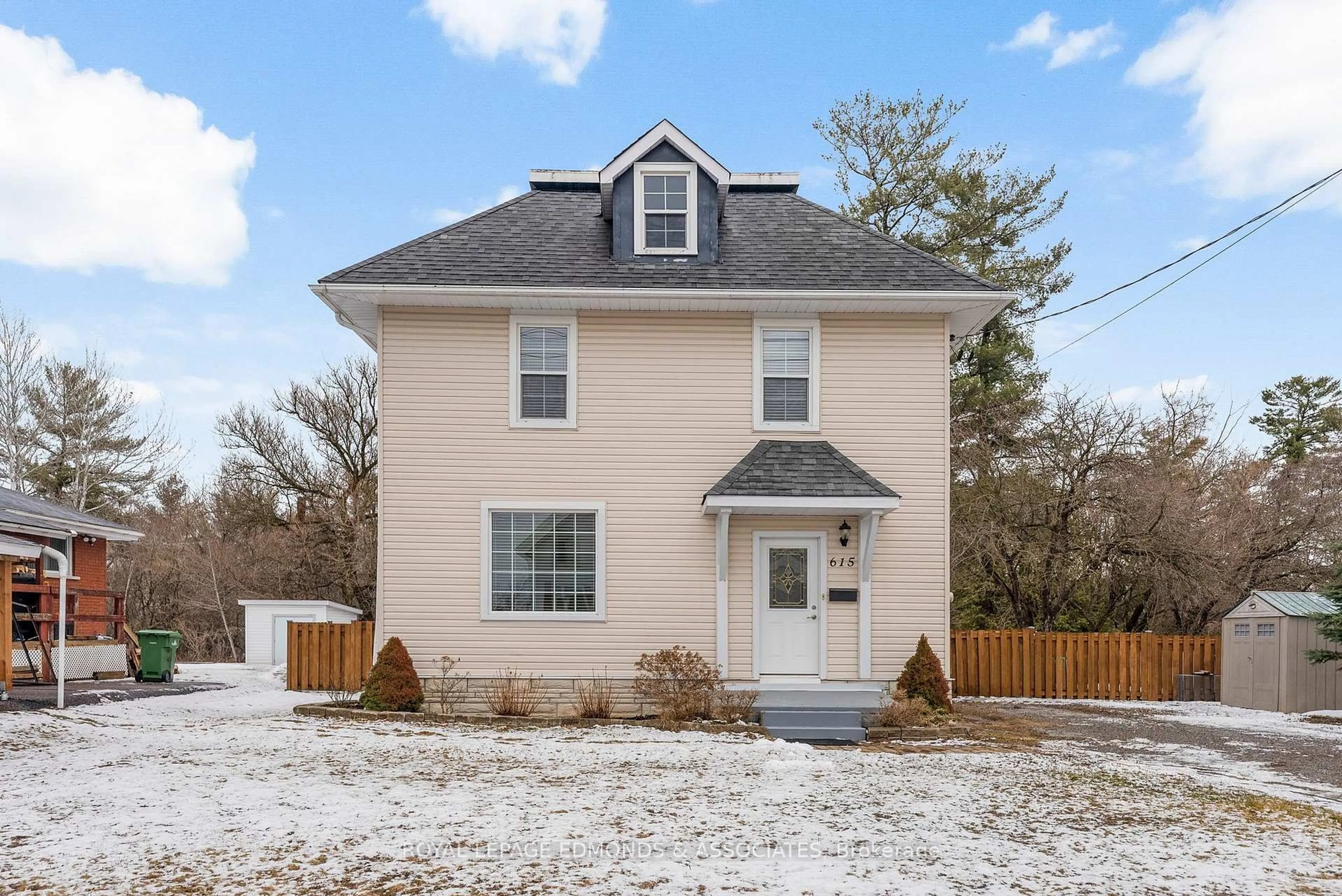 Home with vinyl exterior material, street for 615 Moffat St, Pembroke Ontario K8A 3Y2