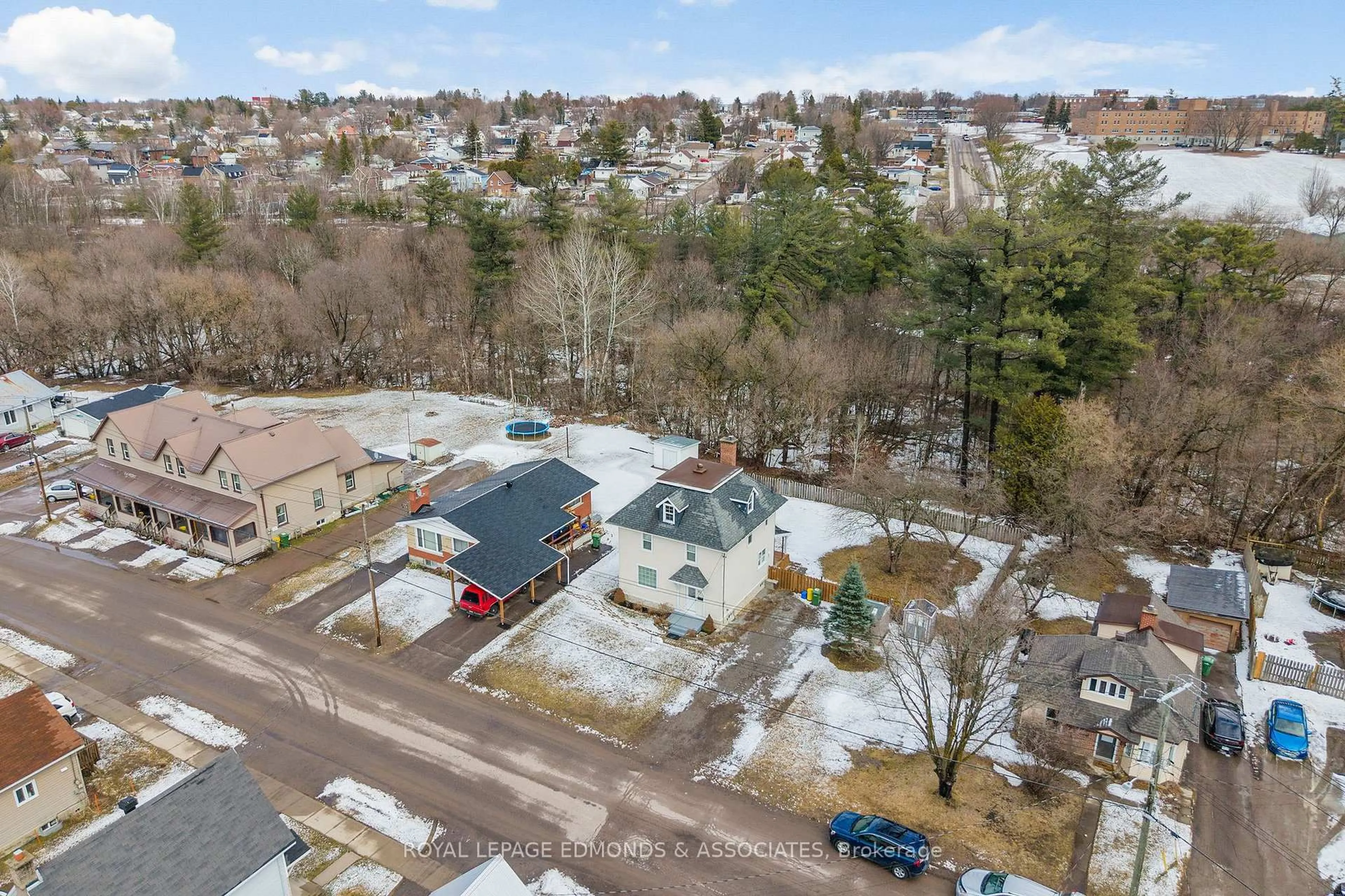 A pic from outside/outdoor area/front of a property/back of a property/a pic from drone, street for 615 Moffat St, Pembroke Ontario K8A 3Y2
