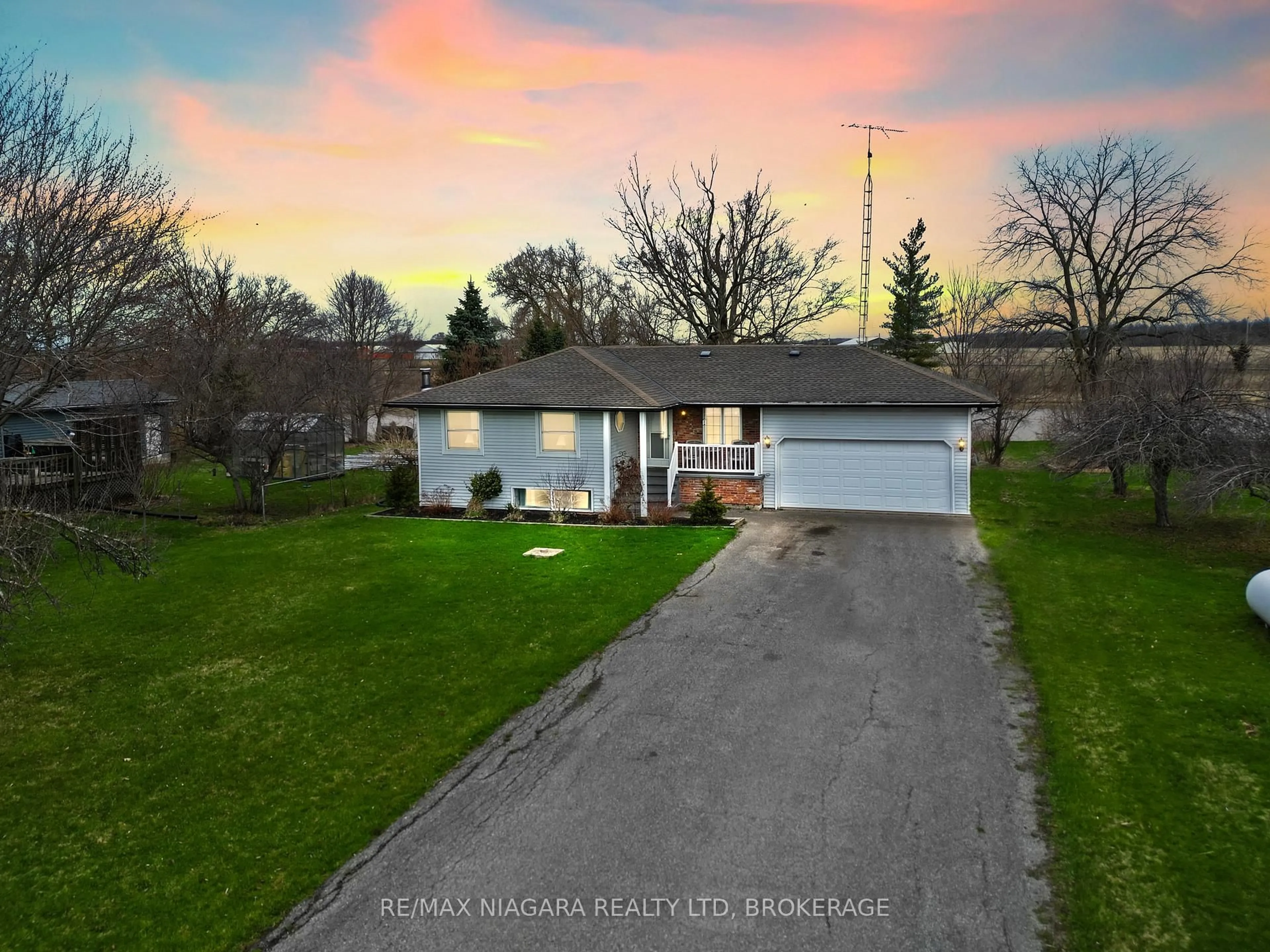 A pic from outside/outdoor area/front of a property/back of a property/a pic from drone, street for 60826 Regional Rd 27 Rd, Wainfleet Ontario L3B 5N6