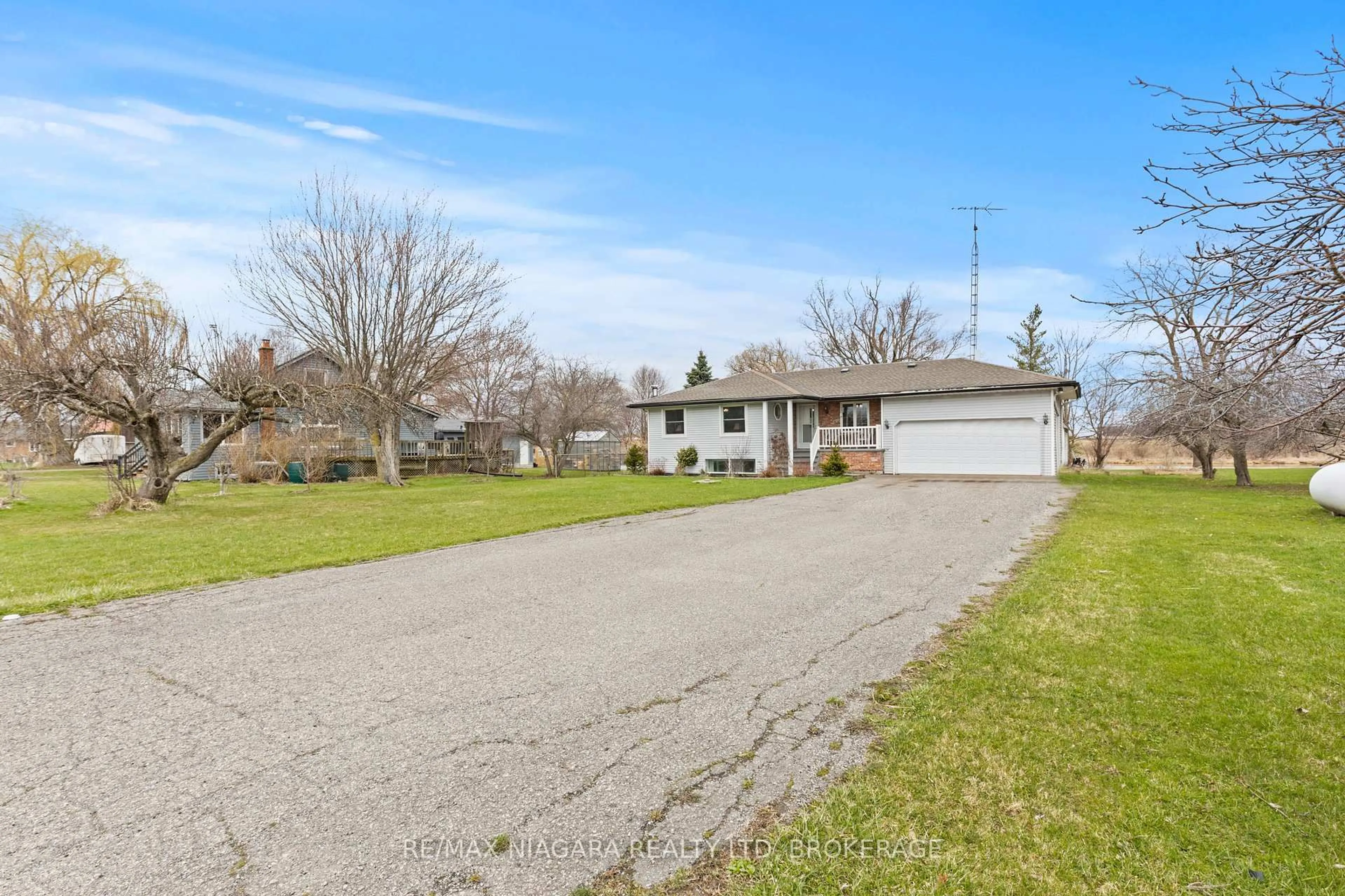 A pic from outside/outdoor area/front of a property/back of a property/a pic from drone, street for 60826 Regional Rd 27 Rd, Wainfleet Ontario L3B 5N6
