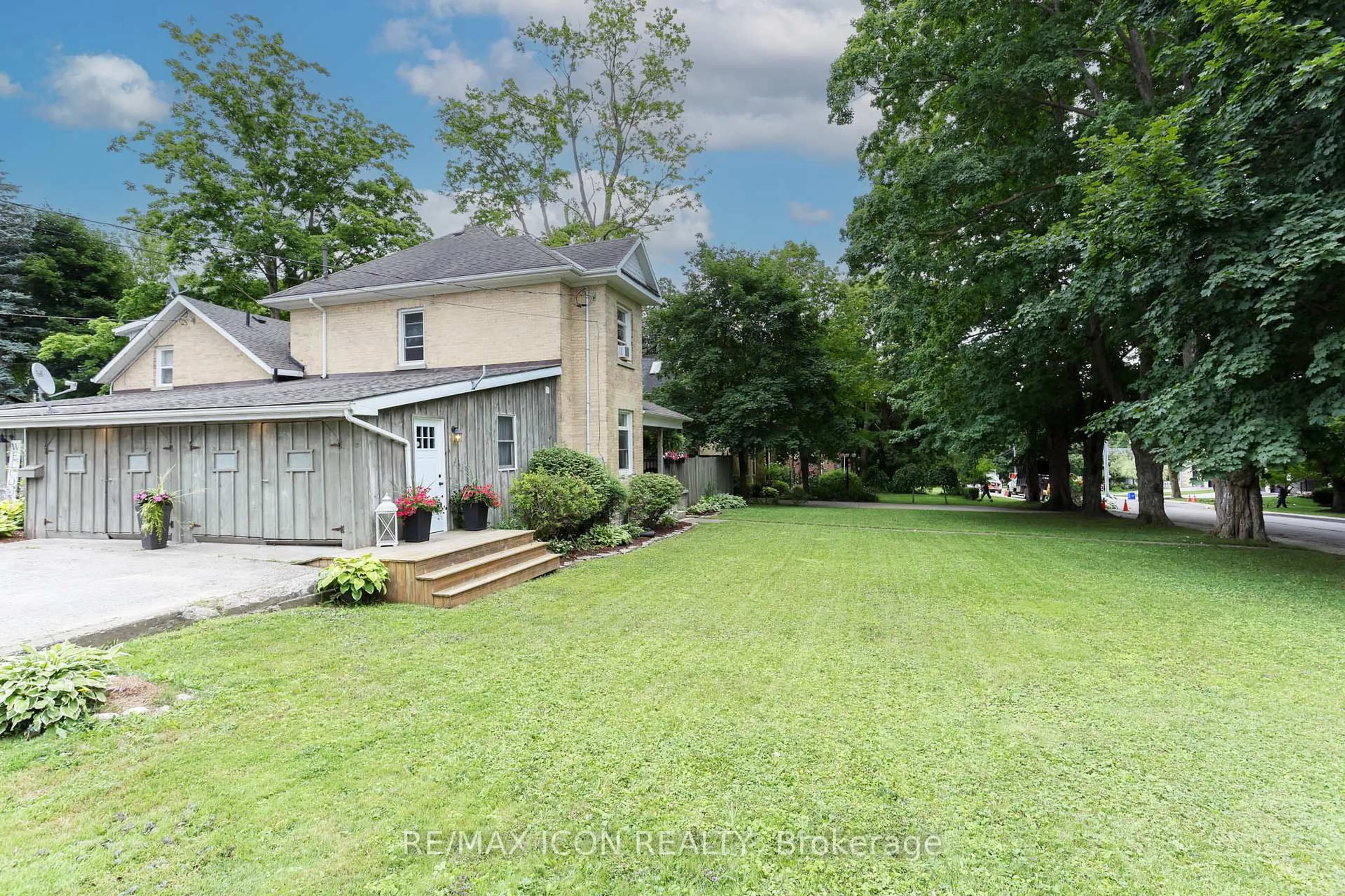 A pic from outside/outdoor area/front of a property/back of a property/a pic from drone, street for 280 Fergus St, Wellington North Ontario N0G 2L2