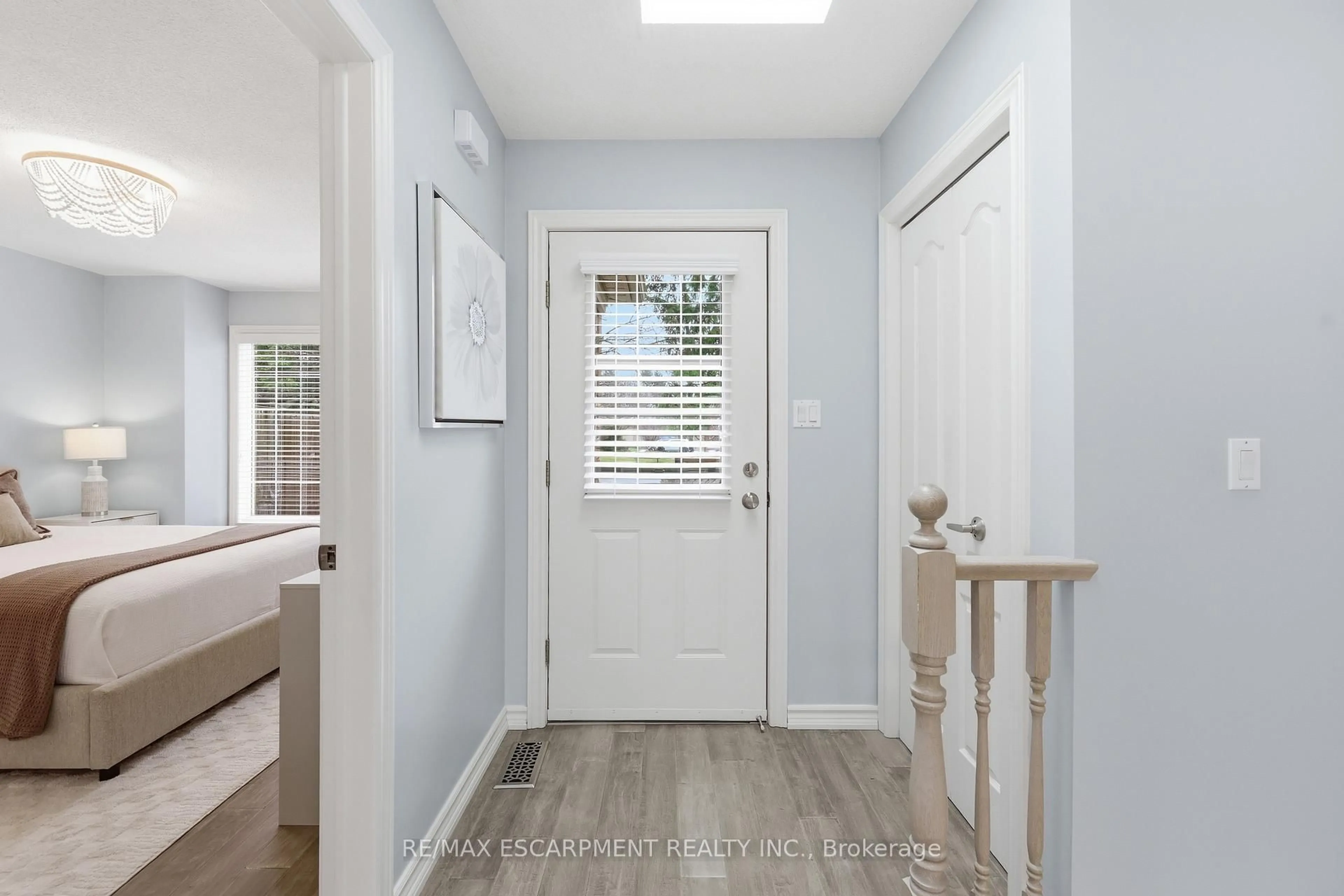 Indoor entryway for 175 Fiddlers Green Rd, Hamilton Ontario L9G 4X7