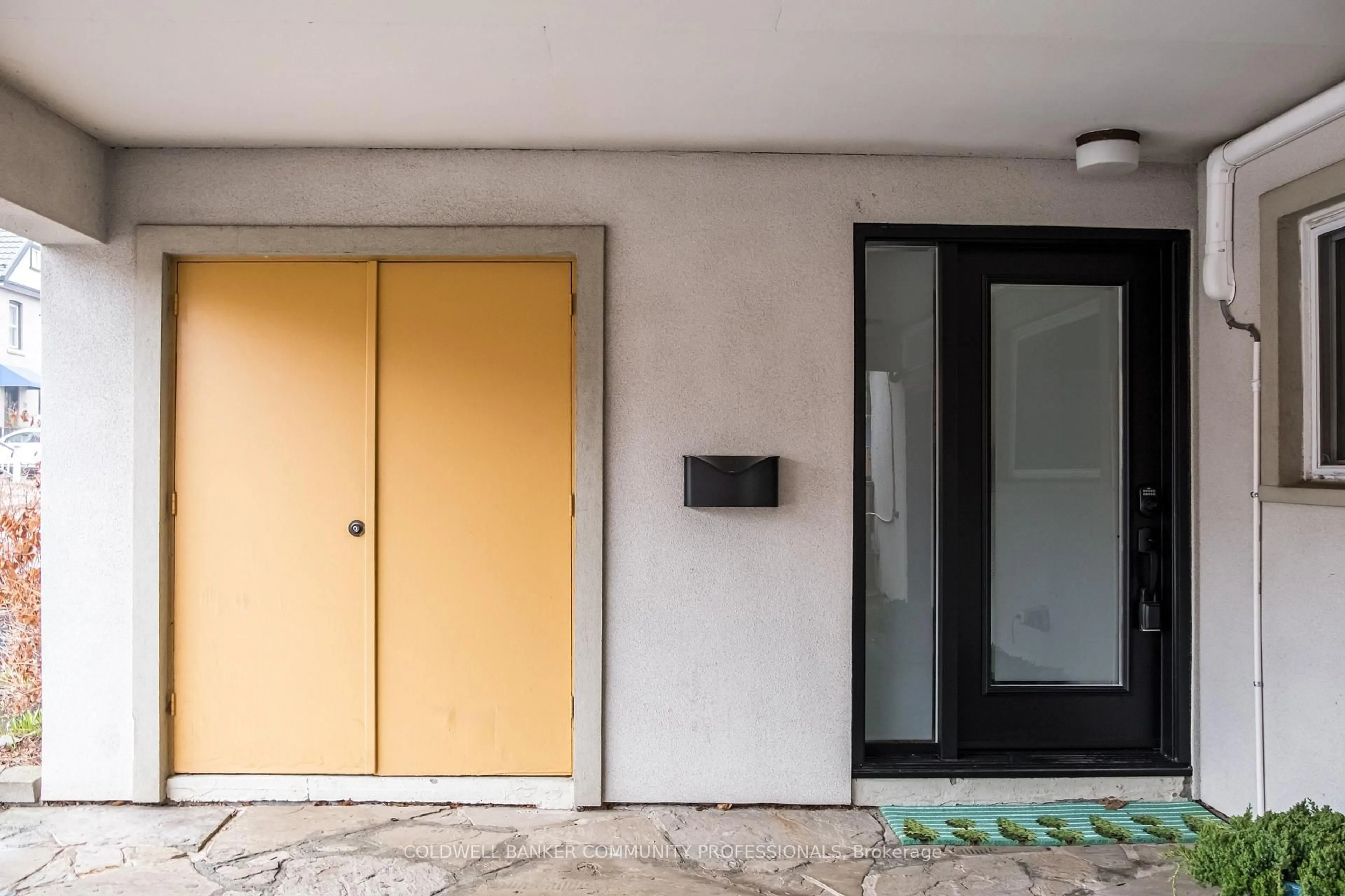 Indoor foyer for 14 Reginald St, Hamilton Ontario L8P 3X9