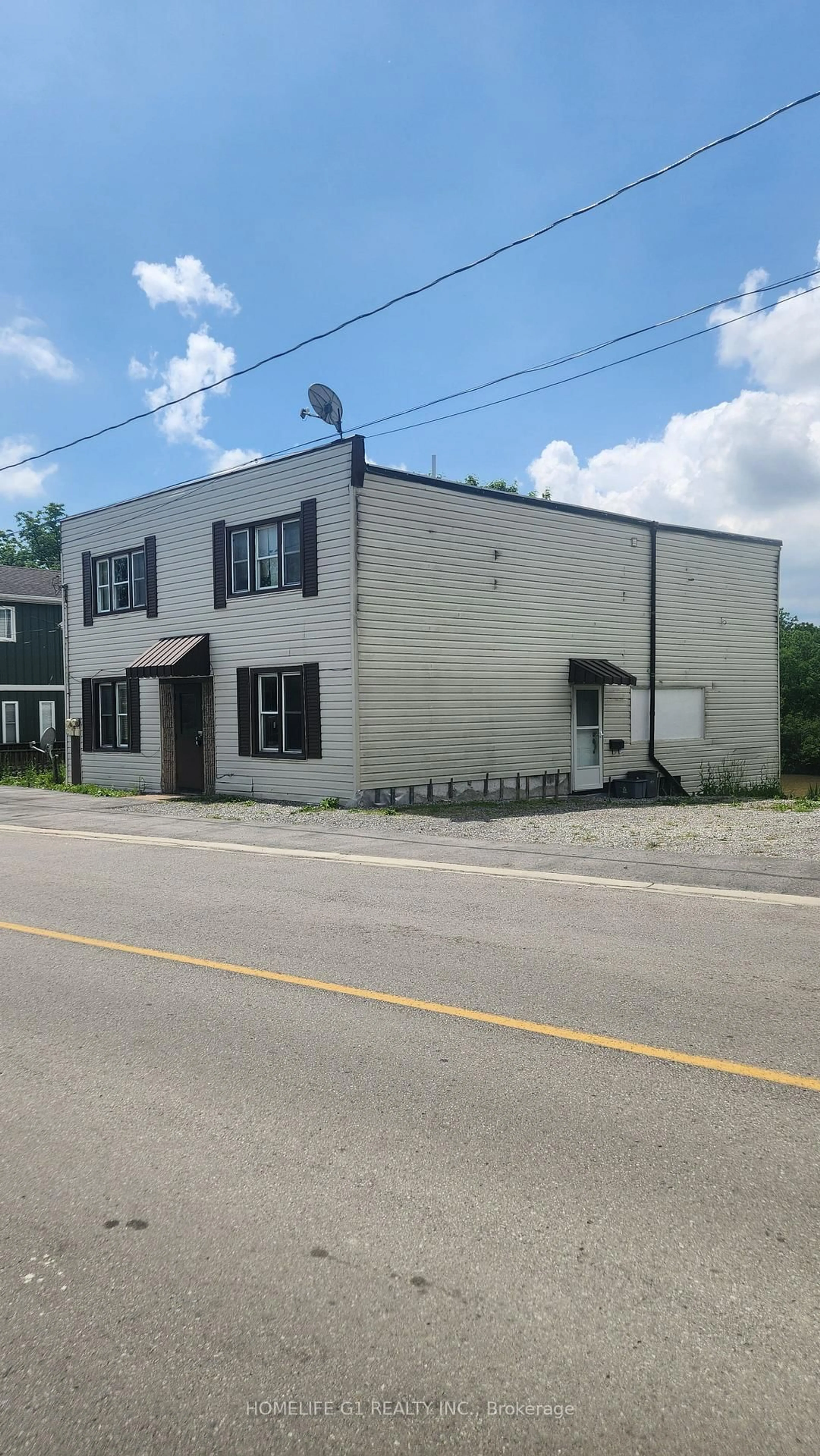 A pic from outside/outdoor area/front of a property/back of a property/a pic from drone, building for 42 Riverside Dr, Welland Ontario L3C 5E2