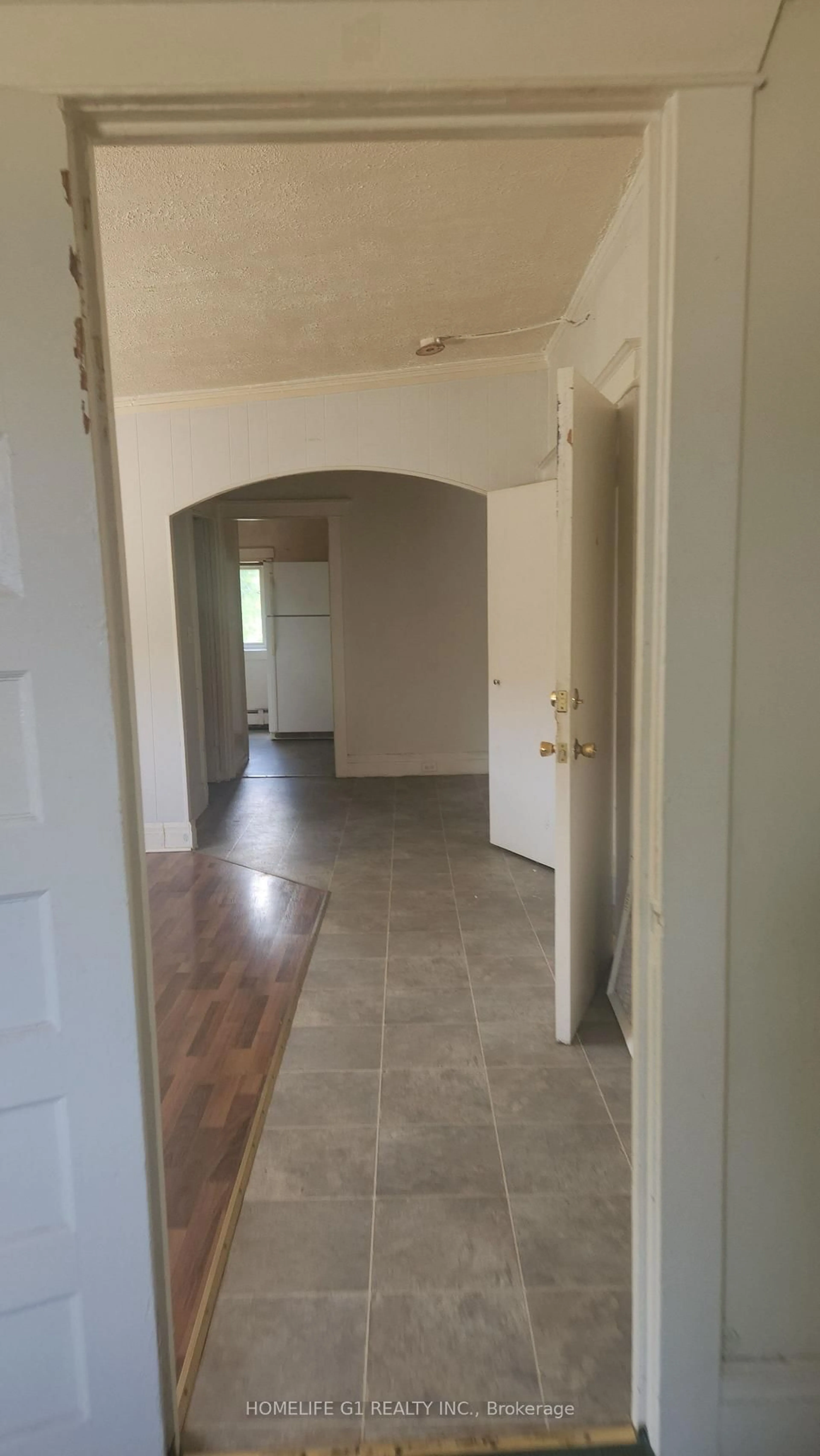 Indoor entryway for 42 Riverside Dr, Welland Ontario L3C 5E2