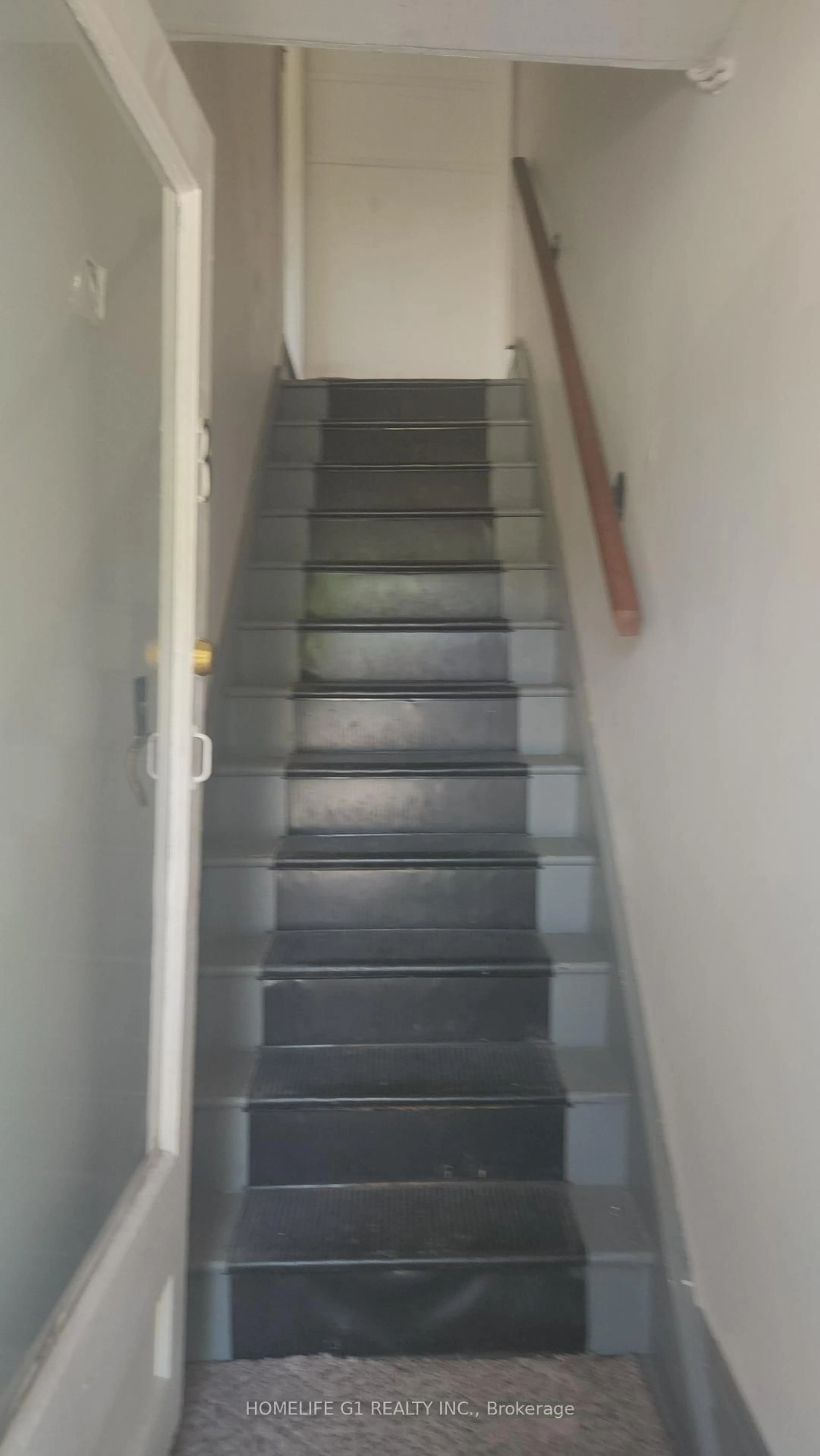 Stairs for 42 Riverside Dr, Welland Ontario L3C 5E2