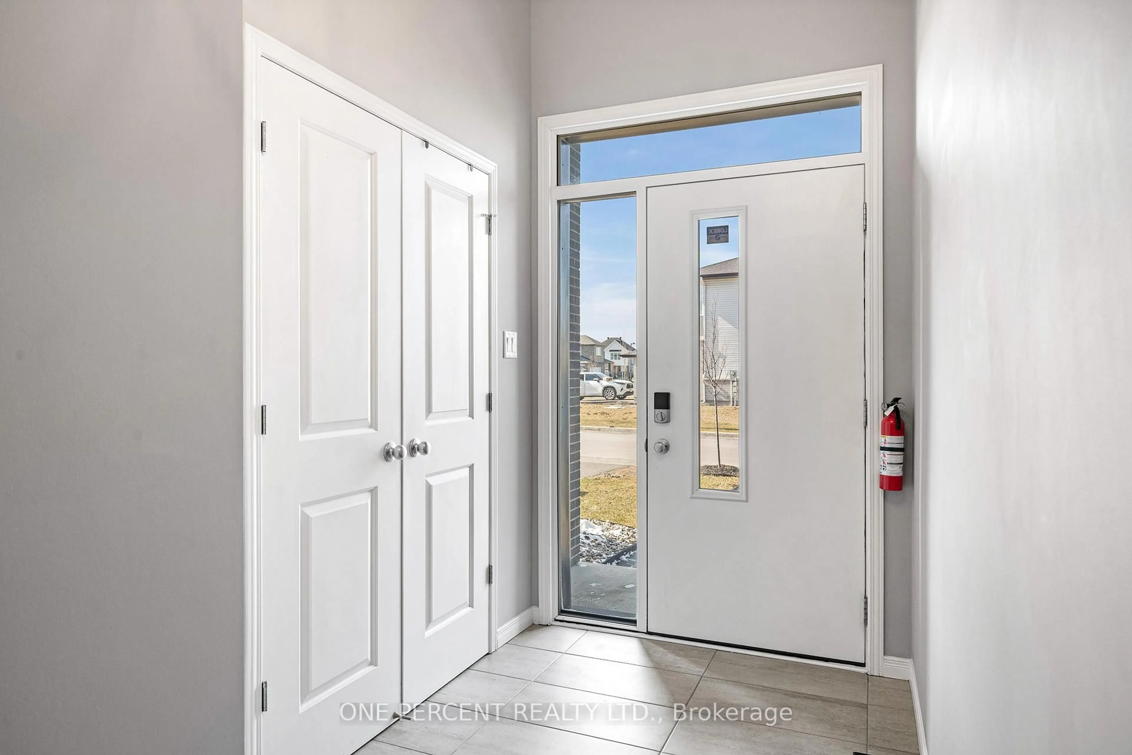Indoor entryway for 910 Paseana Pl, Ottawa Ontario K2V 0P4