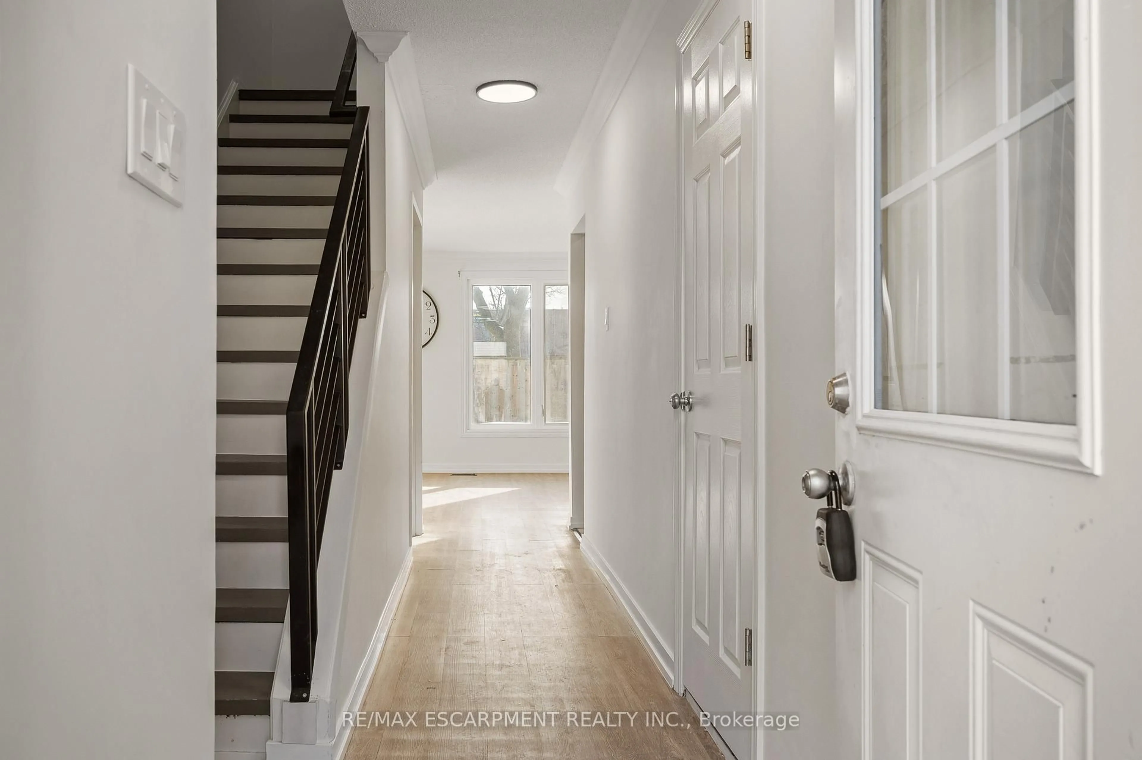 Indoor entryway for 33 Rochelle Ave #41, Hamilton Ontario L8W 1P9