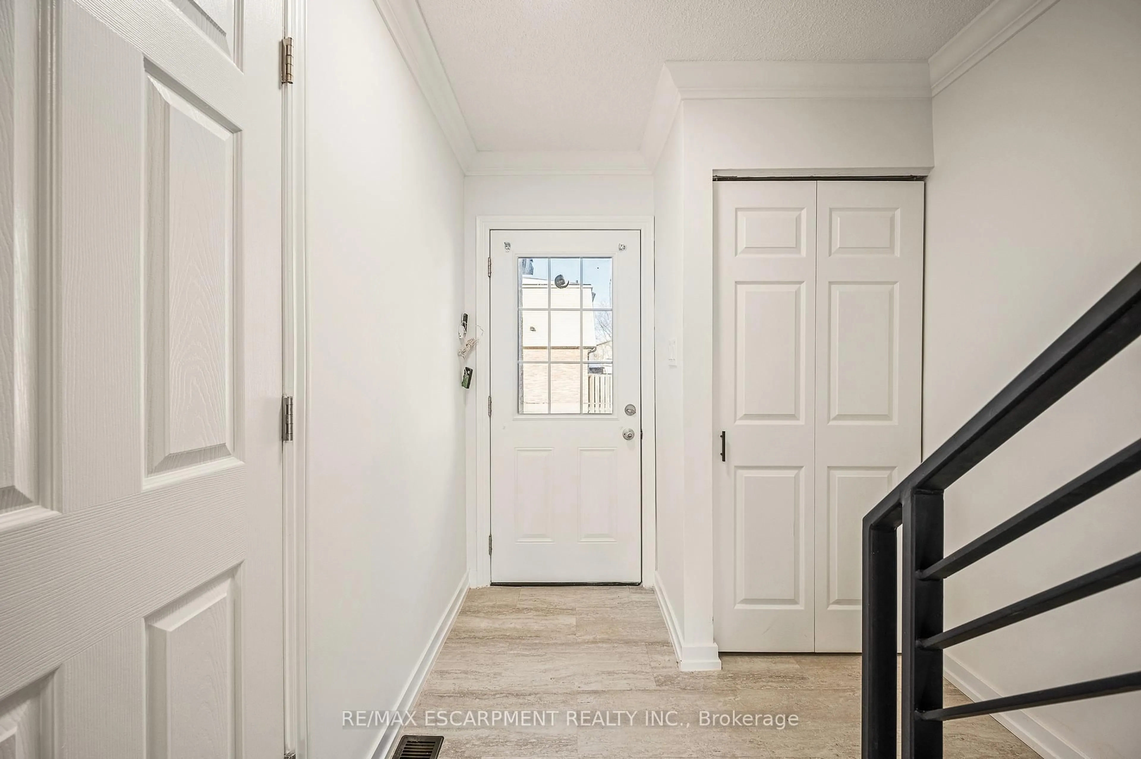 Indoor entryway for 33 Rochelle Ave #41, Hamilton Ontario L8W 1P9