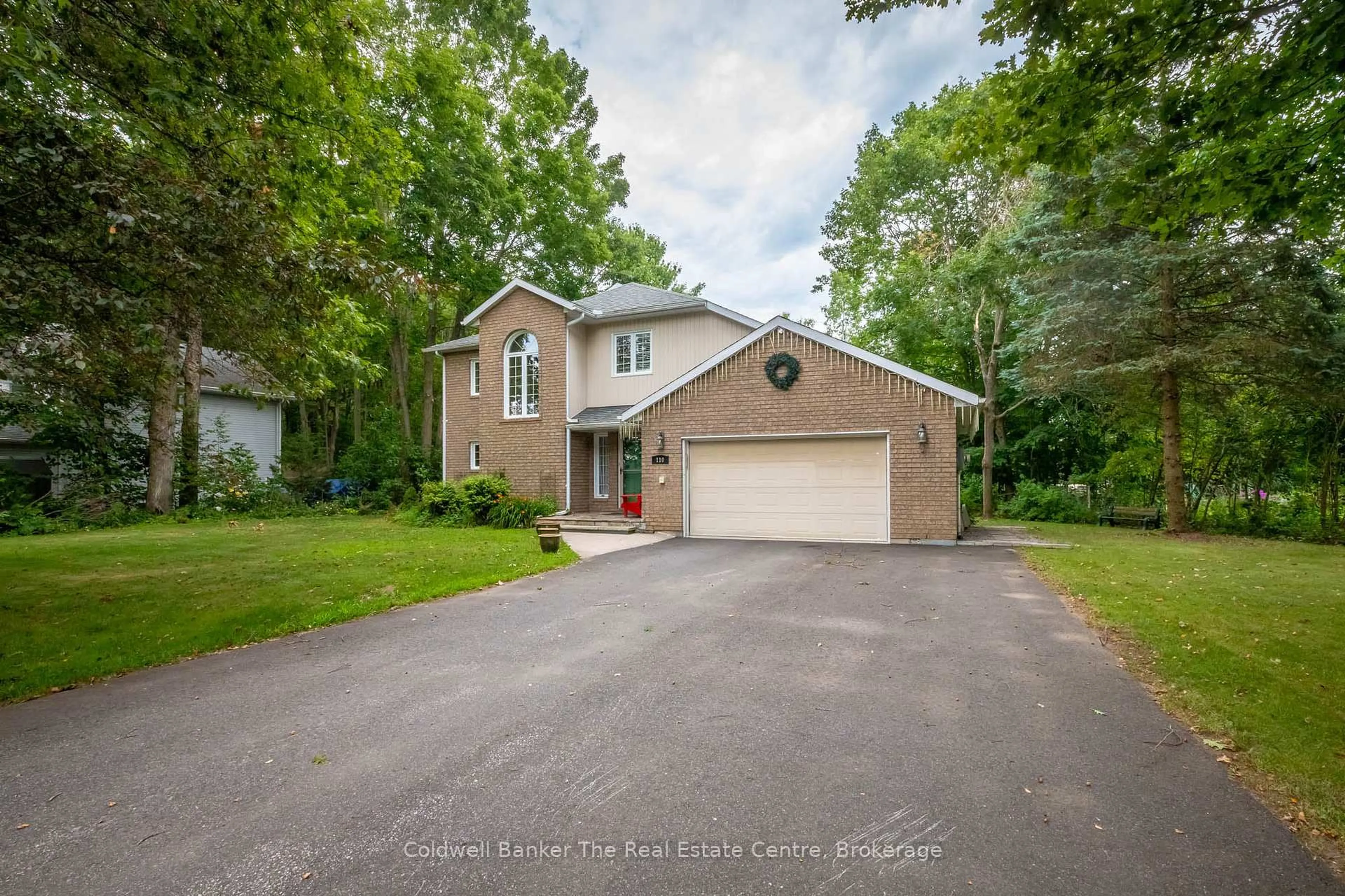 A pic from outside/outdoor area/front of a property/back of a property/a pic from drone, street for 110 Forest Glen Dr, Gravenhurst Ontario P1P 1A1