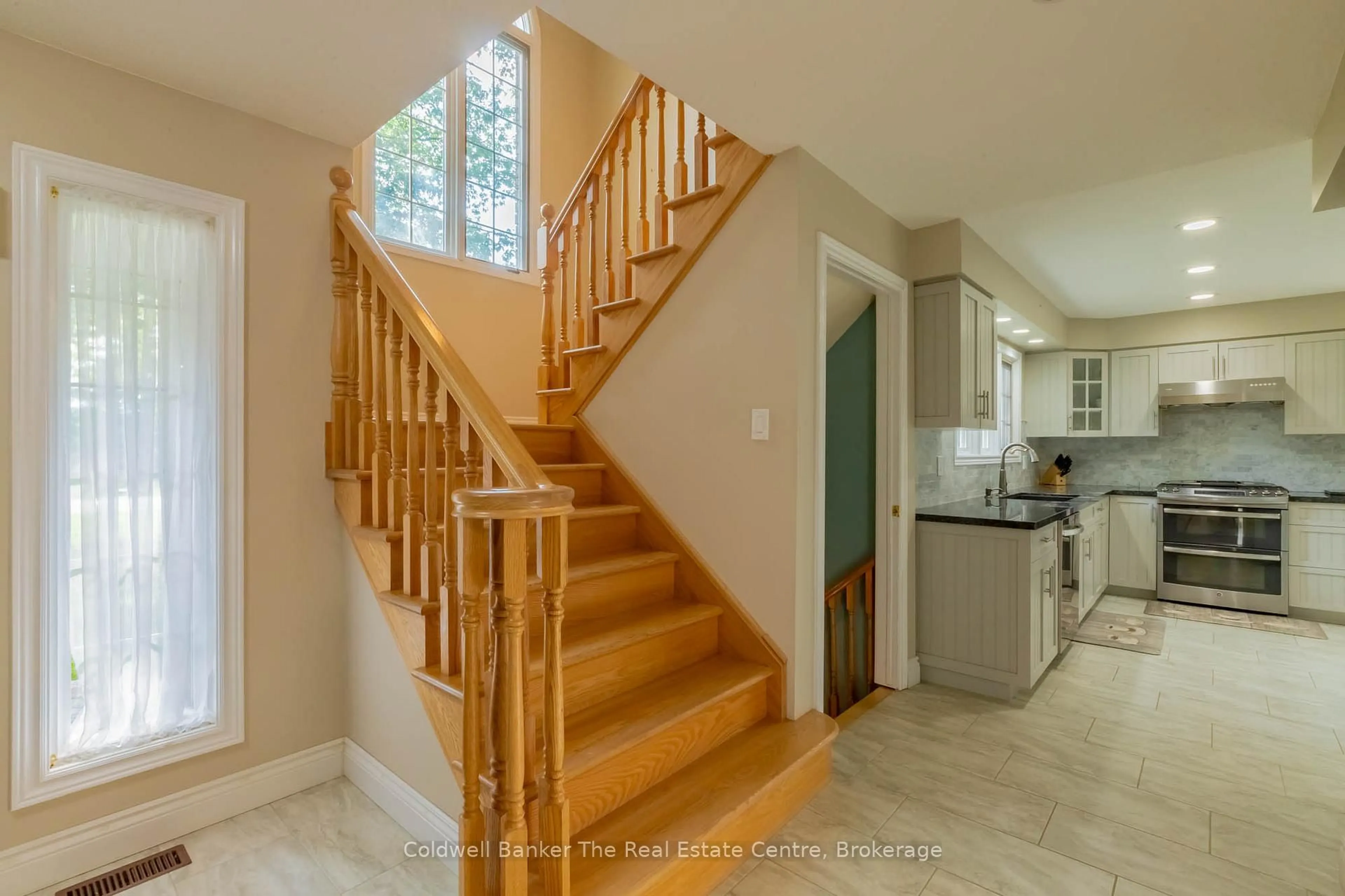 Stairs for 110 Forest Glen Dr, Gravenhurst Ontario P1P 1A1