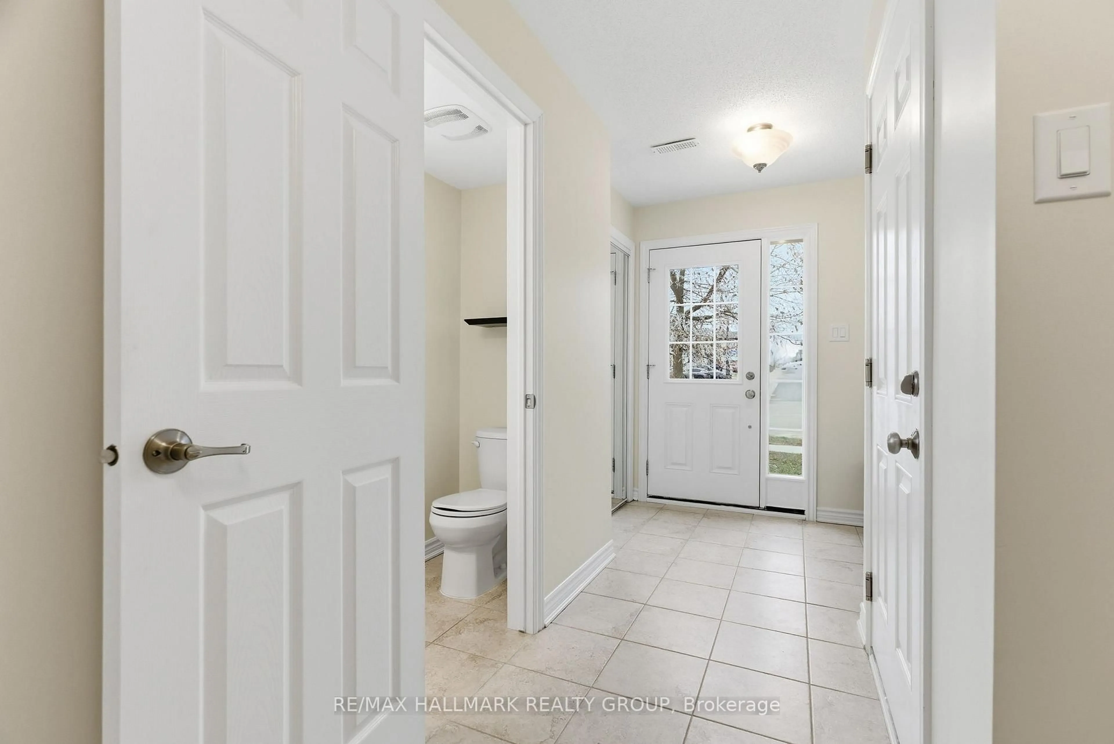 Indoor entryway for 1875 Maple Grove Rd, Ottawa Ontario K2S 1B9