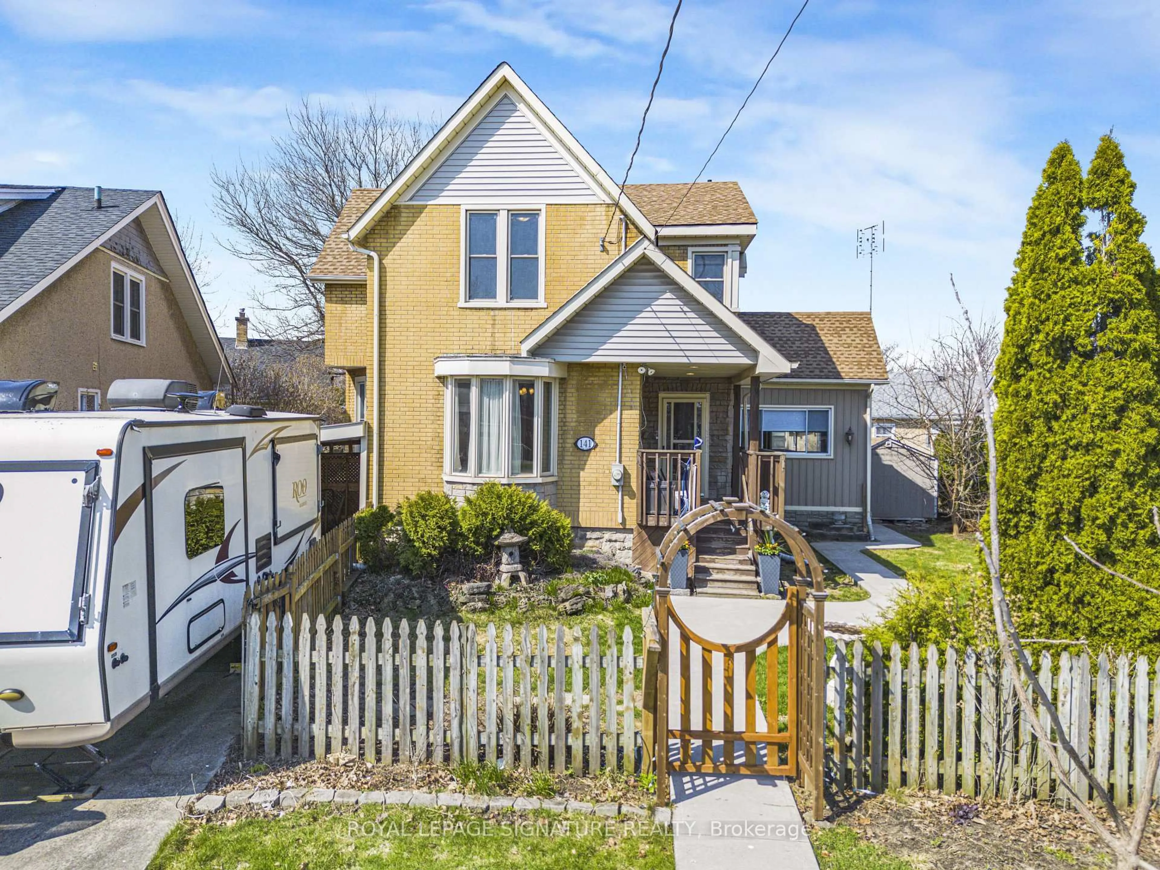 A pic from outside/outdoor area/front of a property/back of a property/a pic from drone, street for 141 York St, St. Catharines Ontario L2R 6E8