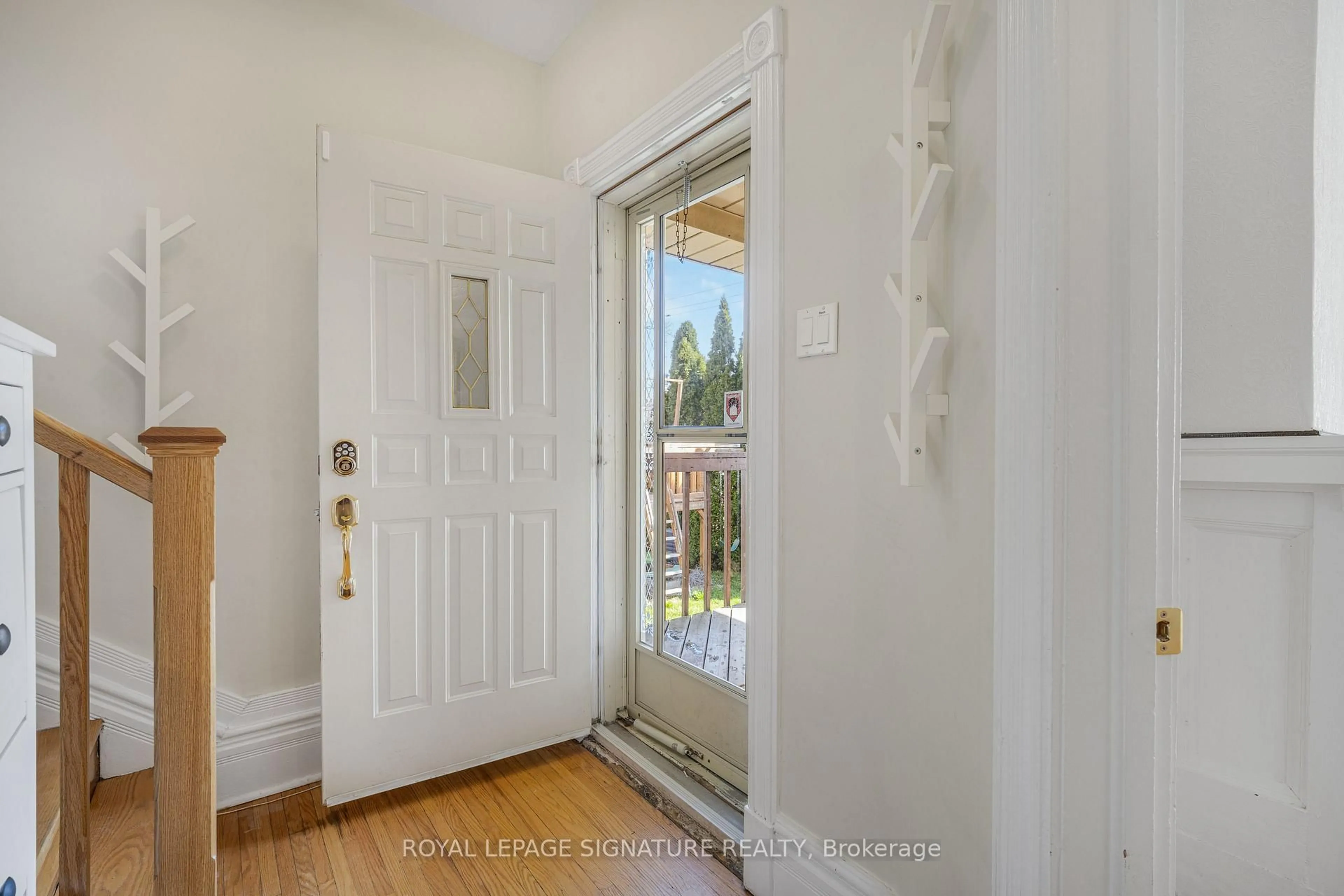Indoor entryway for 141 York St, St. Catharines Ontario L2R 6E8