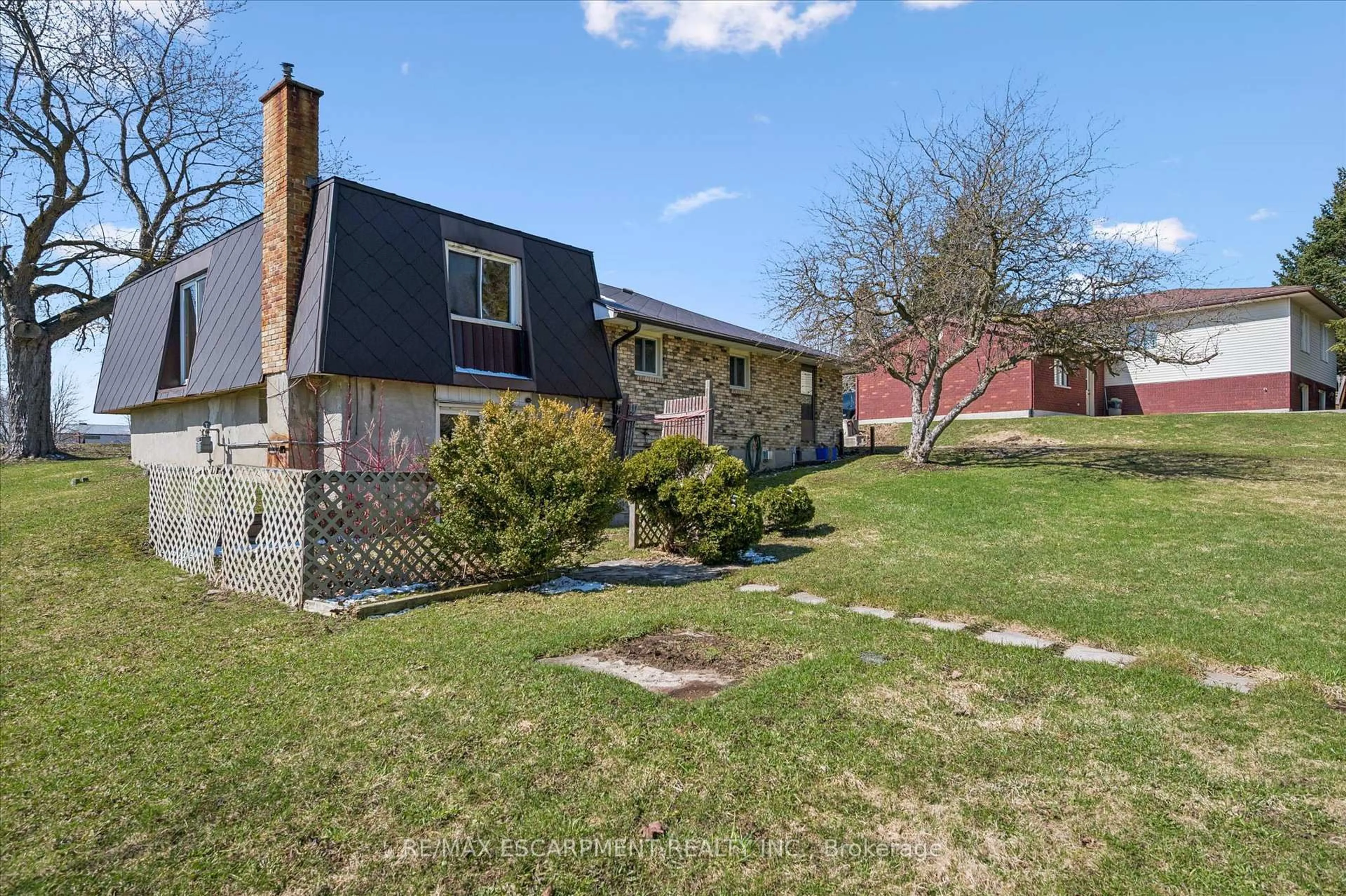 A pic from outside/outdoor area/front of a property/back of a property/a pic from drone, street for 215 King St, Minto Ontario N0G 2P0