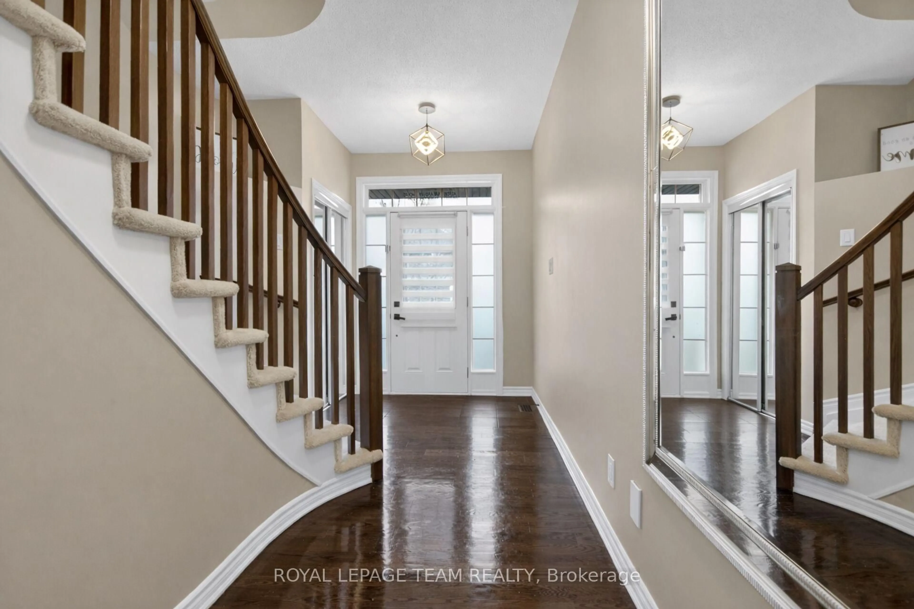 Indoor entryway for 522 Brigatine Ave, Ottawa Ontario K2S 0P6