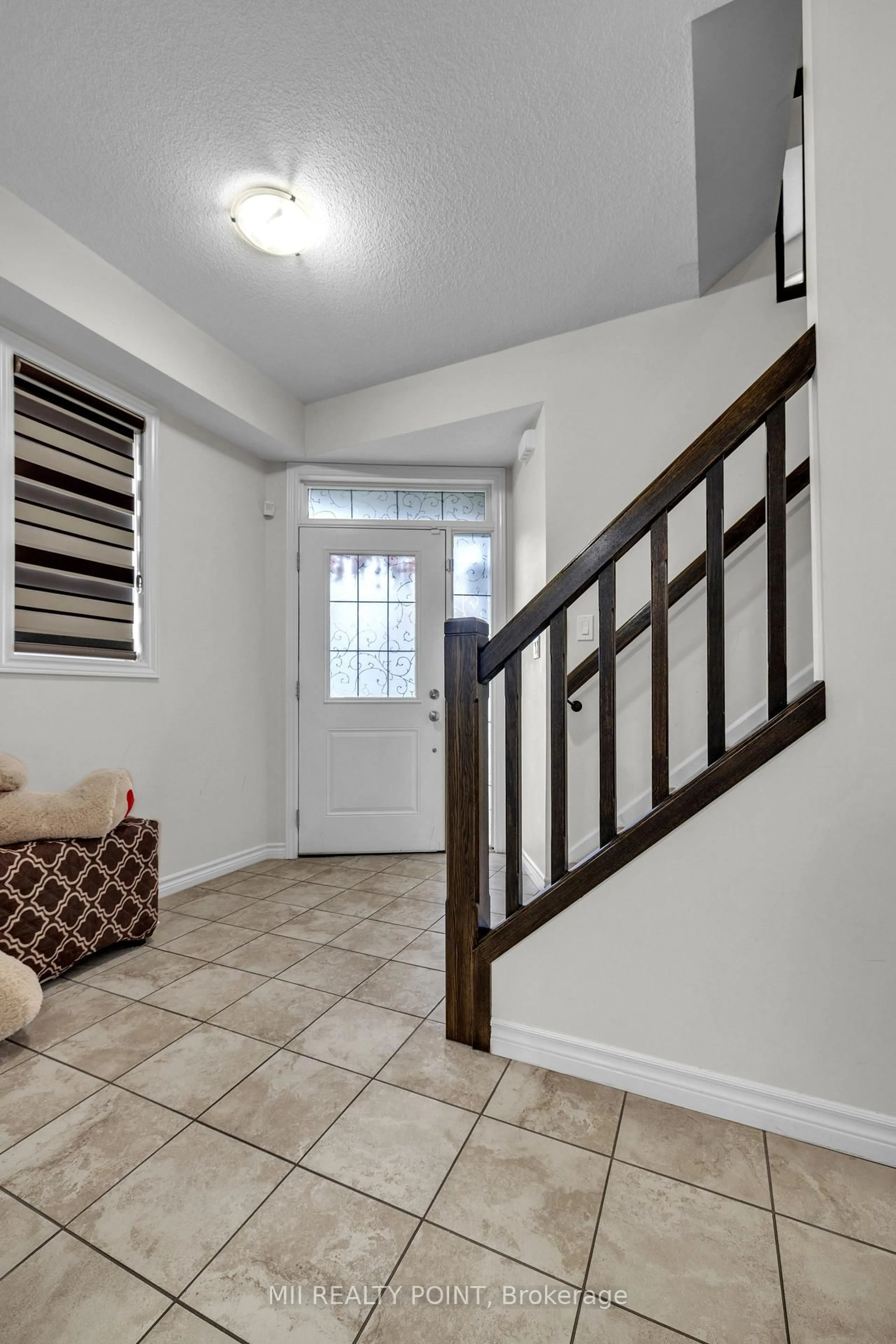 Indoor entryway for 145 Links Cres, Woodstock Ontario N4T 0K7