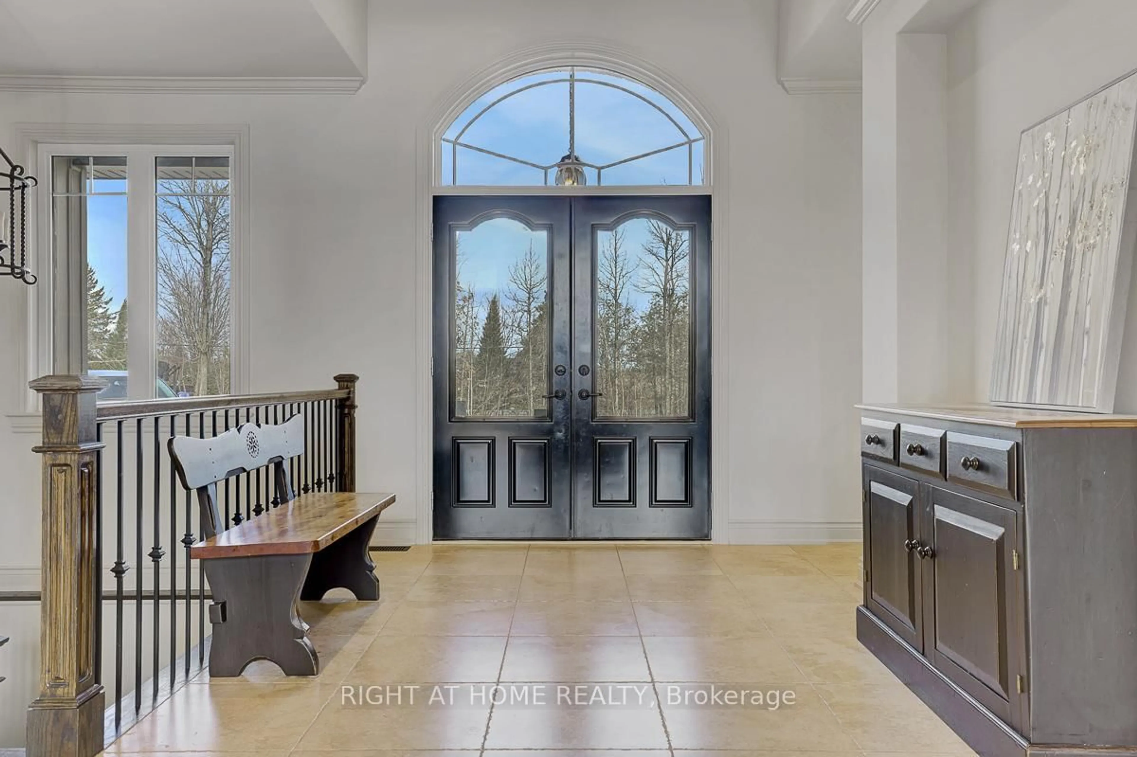 Indoor entryway for 8660 Flewellyn Rd, Ashton Ontario K0A 1B0