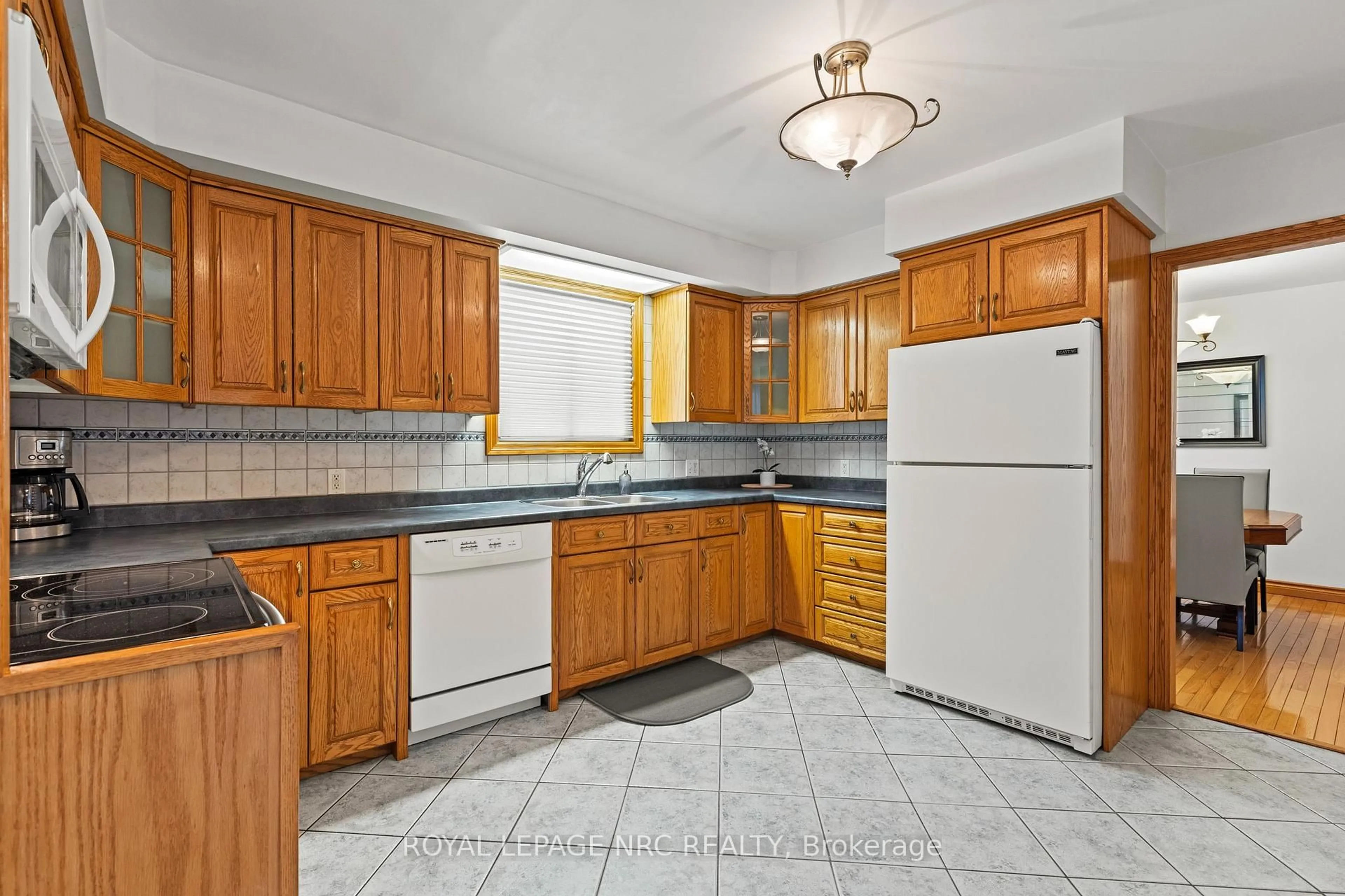 Standard kitchen, ceramic/tile floor for 6722 Margaret St, Niagara Falls Ontario L2G 2V3