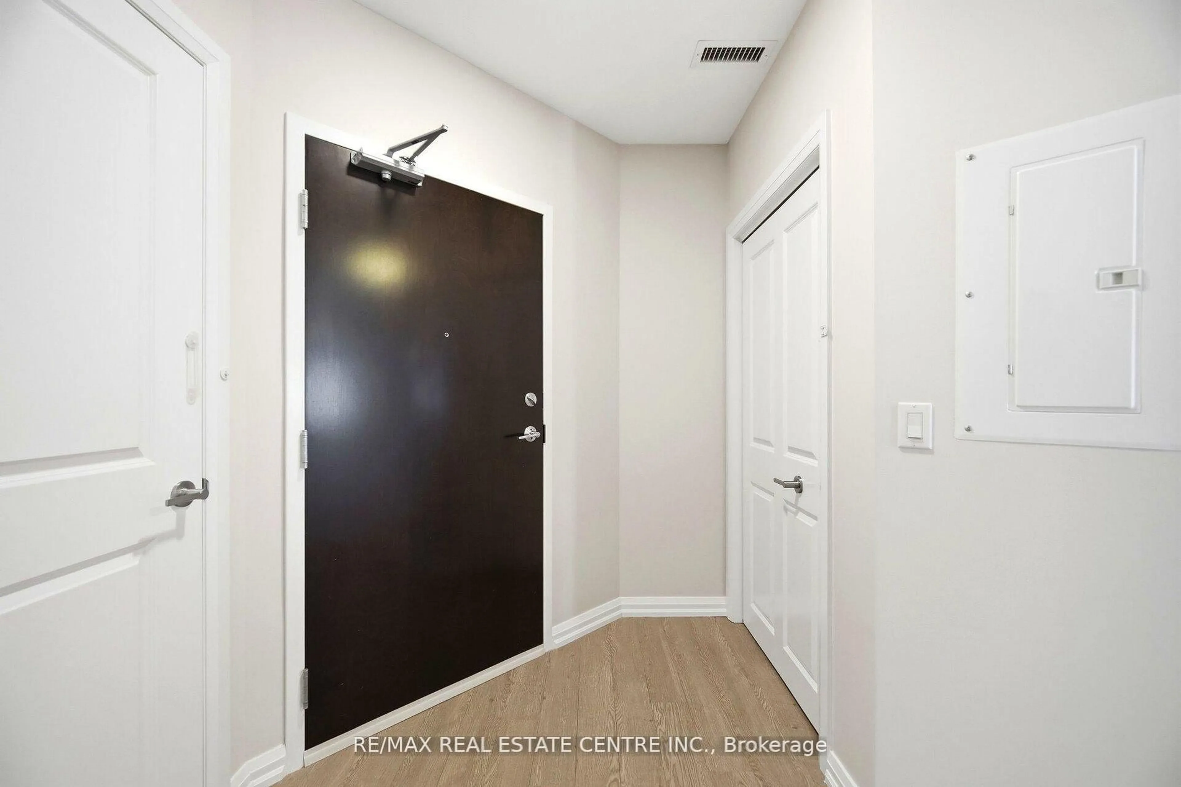 Indoor entryway for 778 Laurelwood Dr #114, Waterloo Ontario N2V 0G3