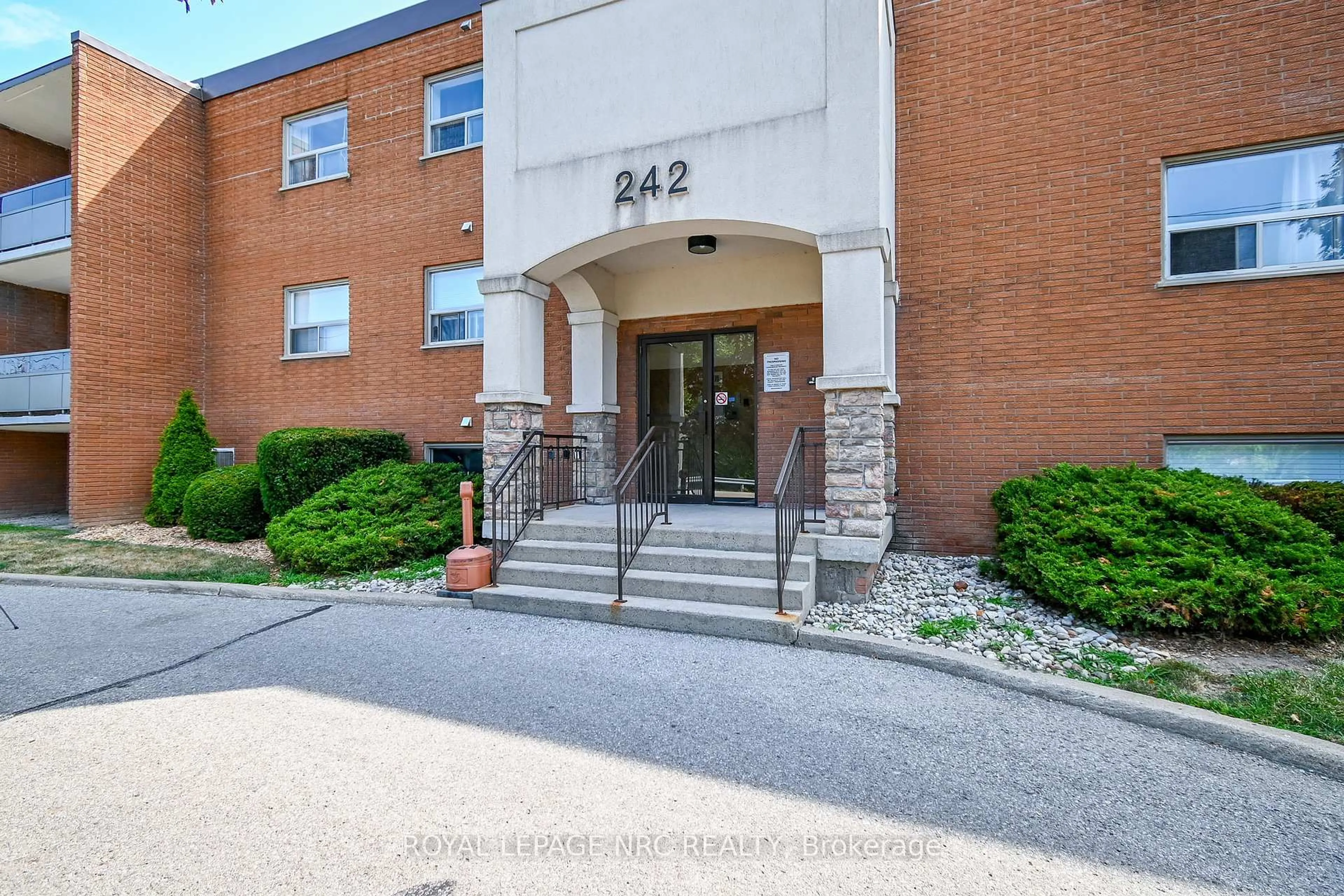 Indoor foyer for 242 Oakdale Ave #316, St. Catharines Ontario L2P 3K5