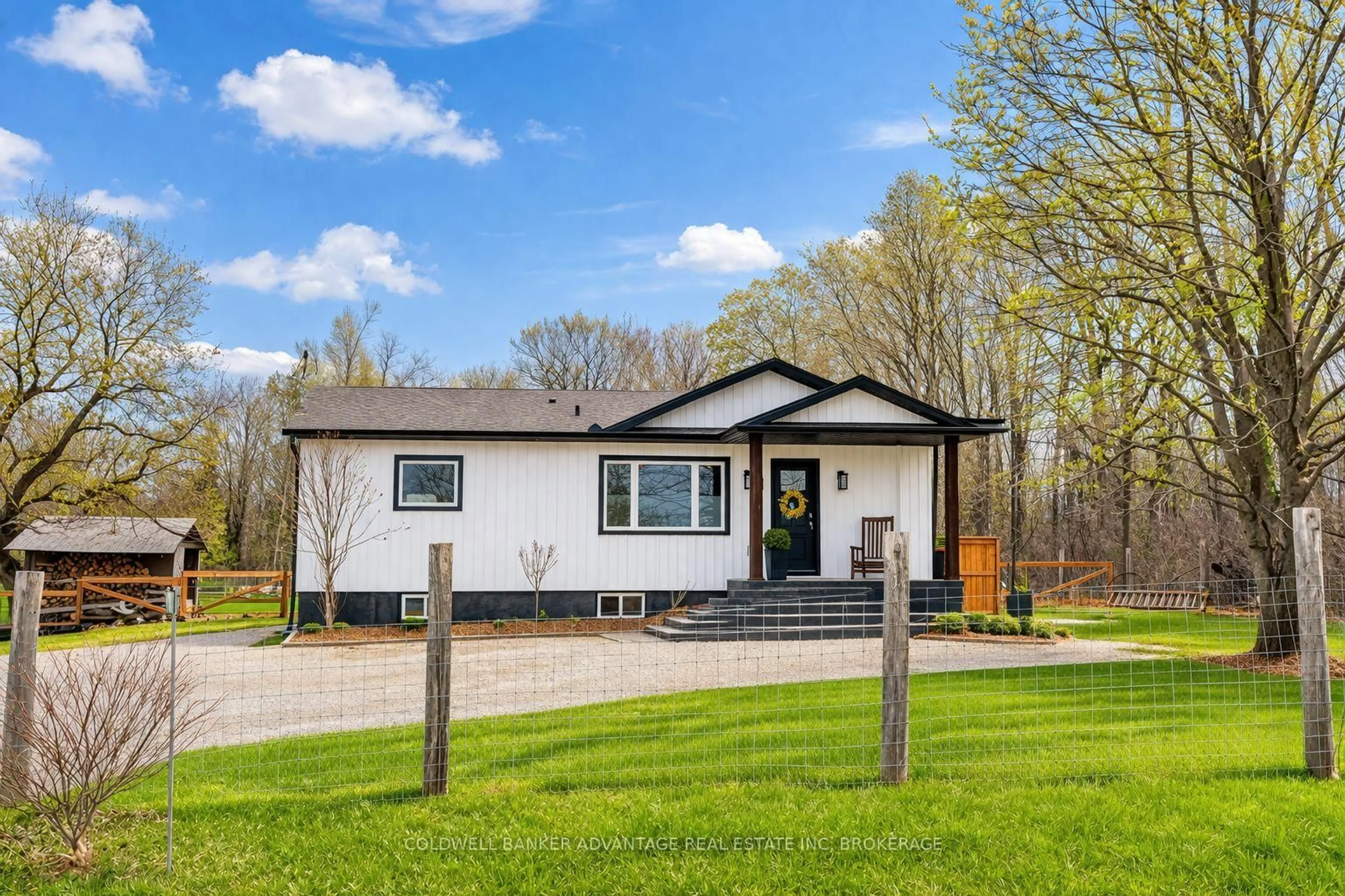 Home with vinyl exterior material, unknown for 1013 Hwy 20 Highway, Pelham Ontario L0C 1C0