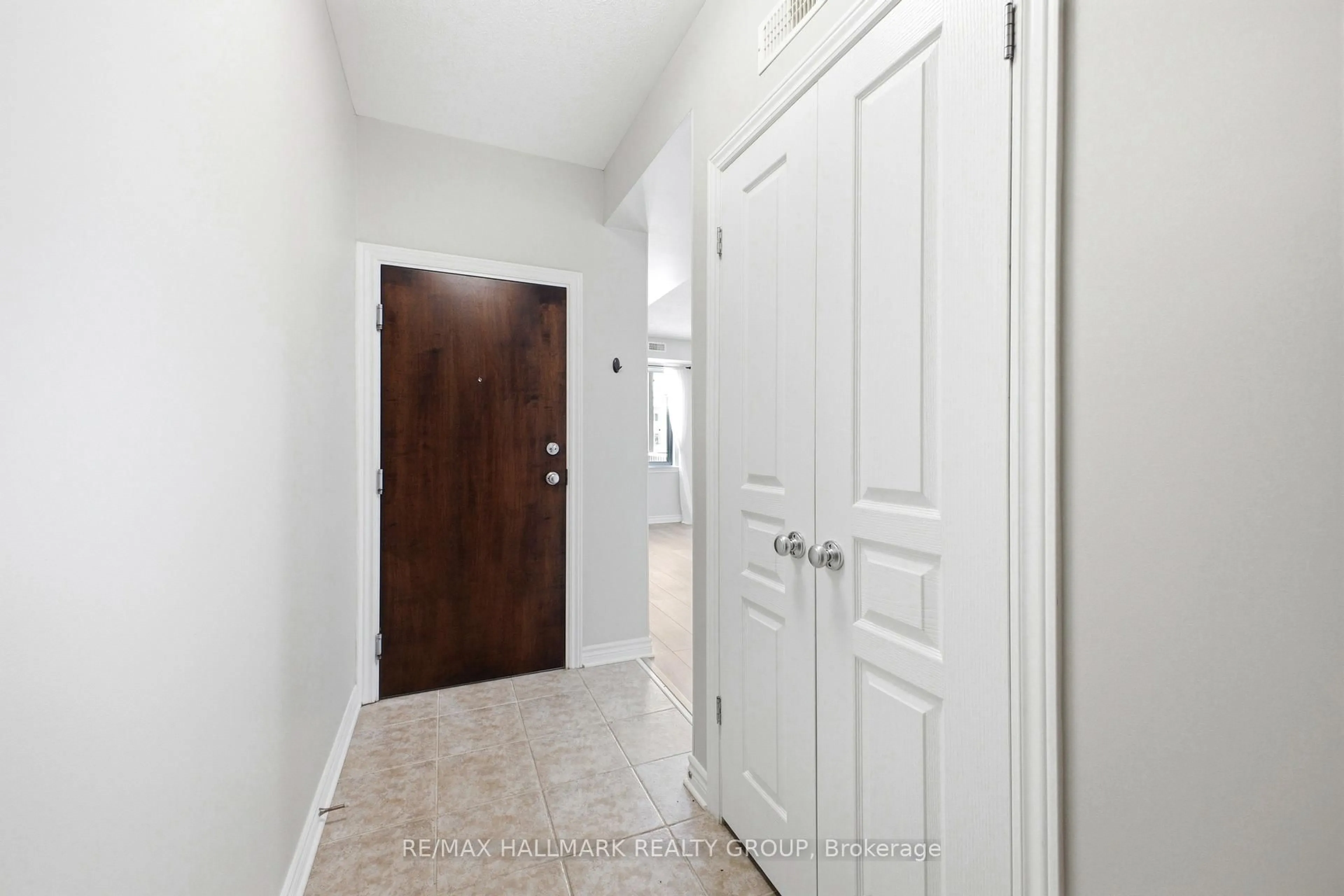 Indoor entryway for 170 Hornchurch Lane #C, Ottawa Ontario K2J 2T3