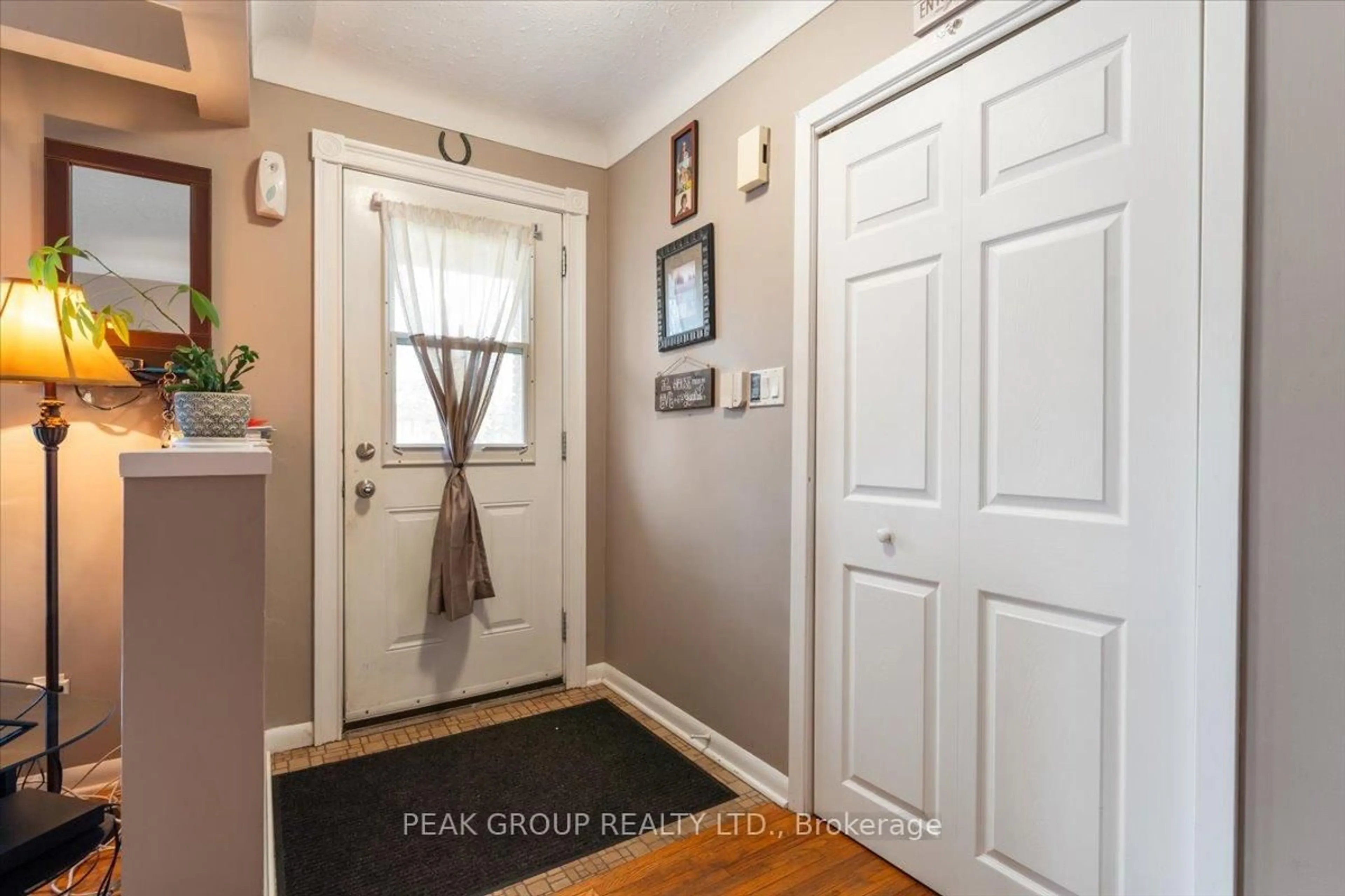 Indoor entryway for 18 Karen Cres, Welland Ontario L3C 2Y6