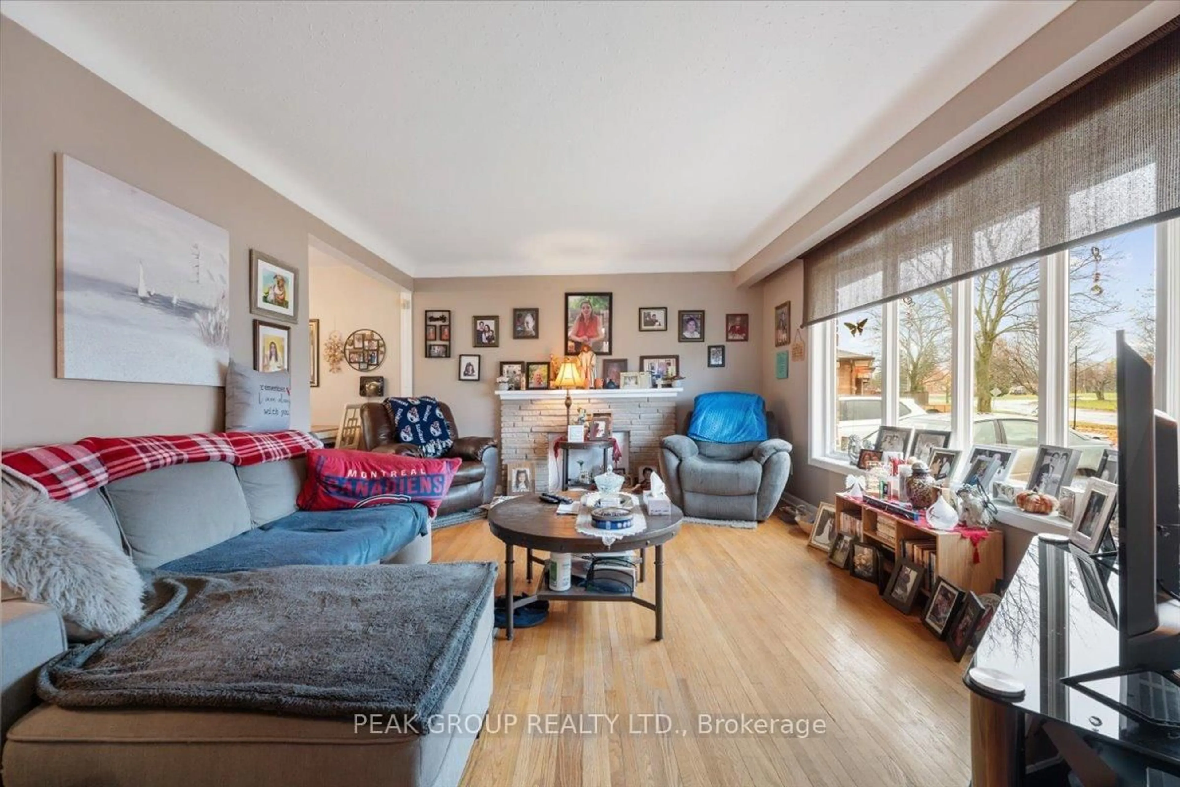 Living room with furniture, unknown for 18 Karen Cres, Welland Ontario L3C 2Y6