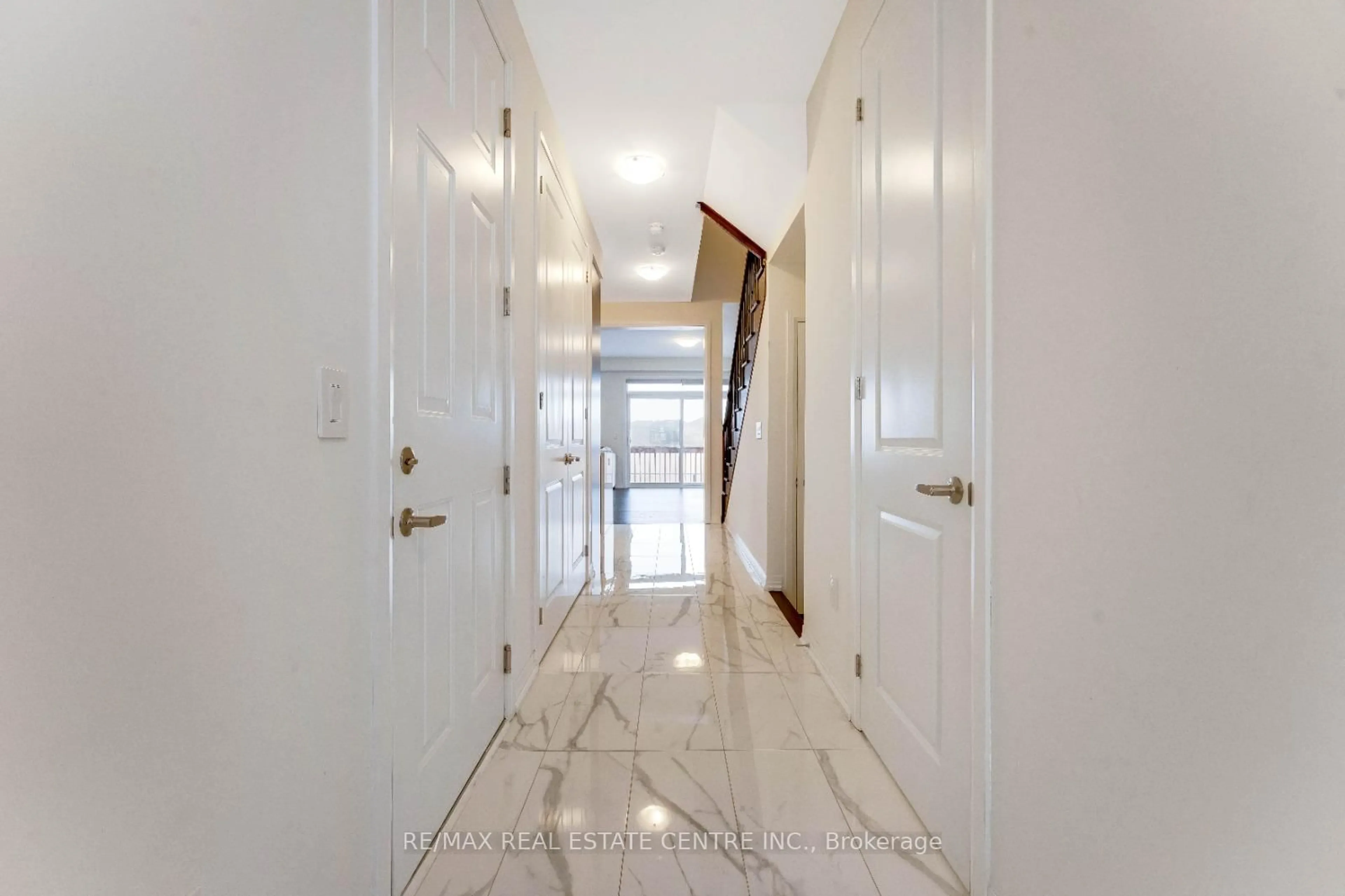 Indoor foyer for 312 Bismark Dr, Cambridge Ontario N1S 0C6