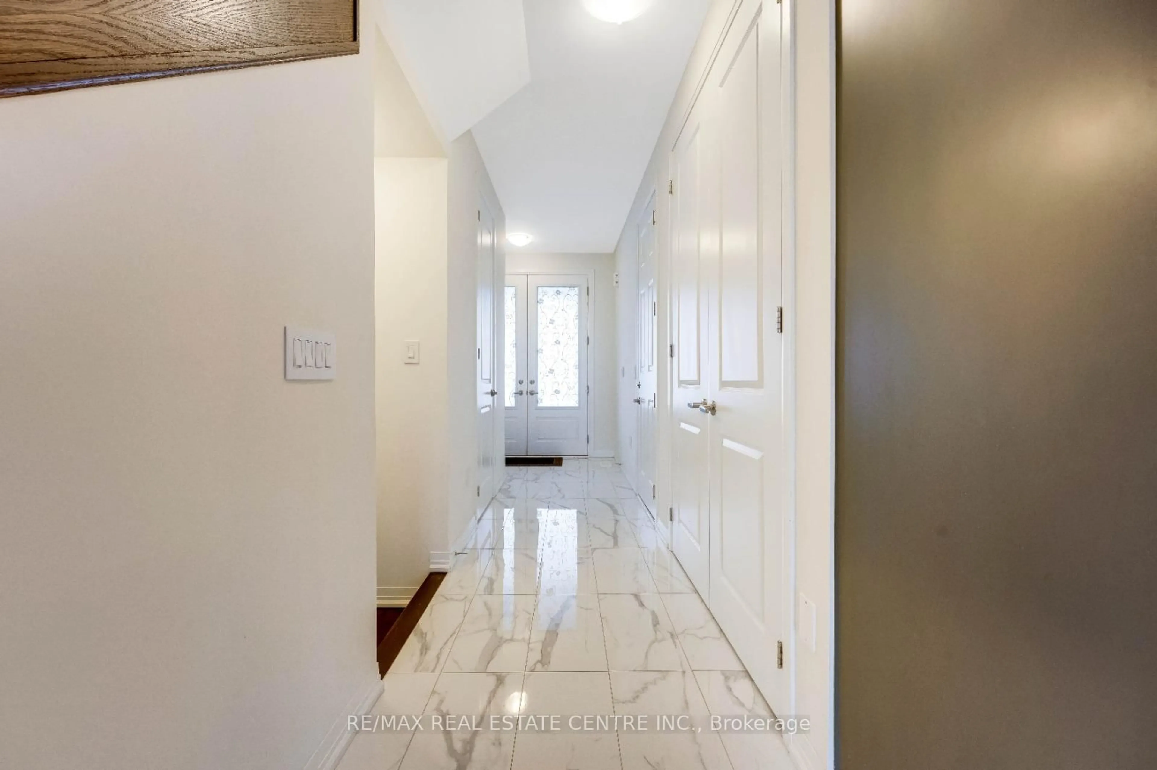 Indoor entryway for 312 Bismark Dr, Cambridge Ontario N1S 0C6