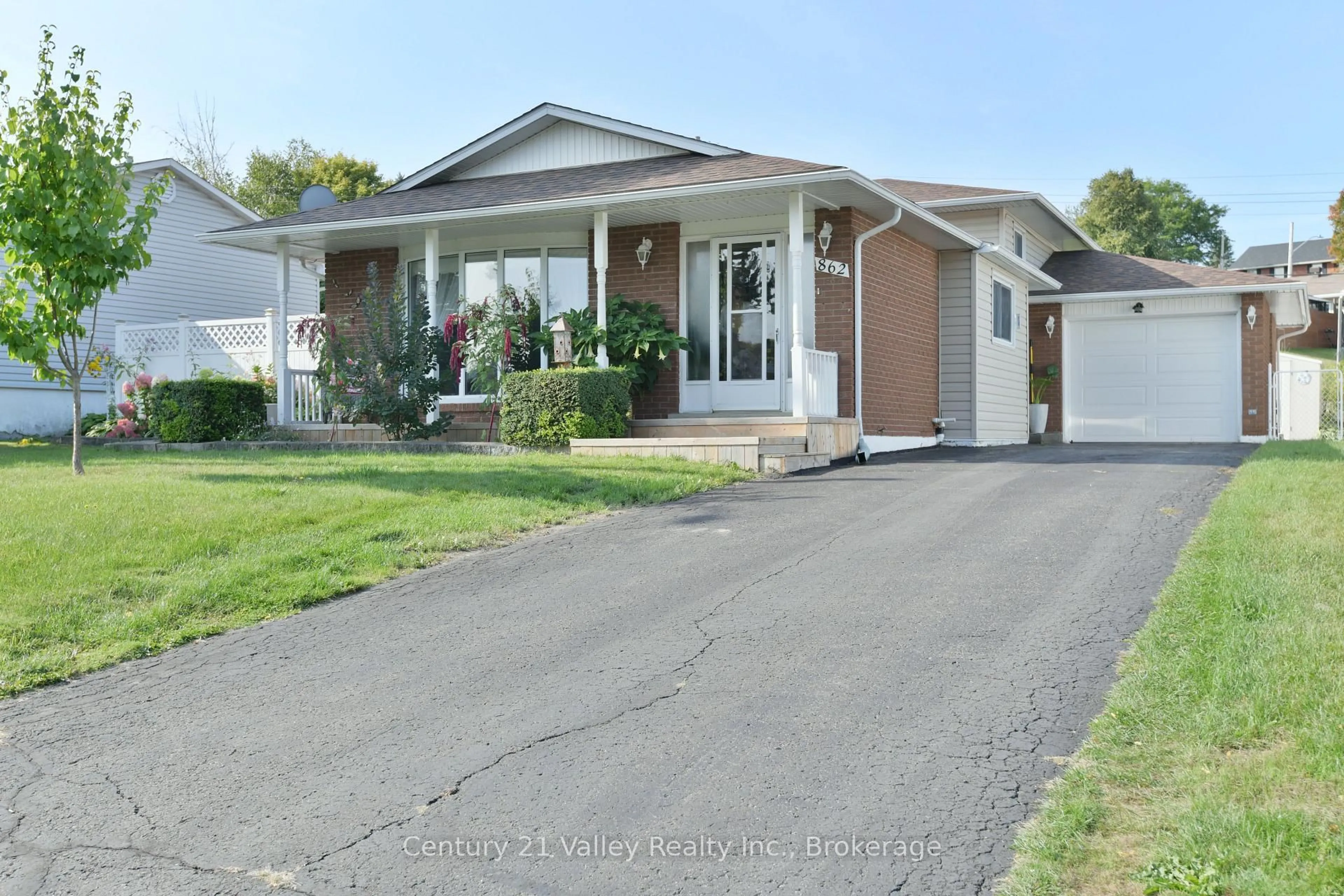 Home with vinyl exterior material, street for 862 Kedrosky Dr, Renfrew Ontario K7V 4E2