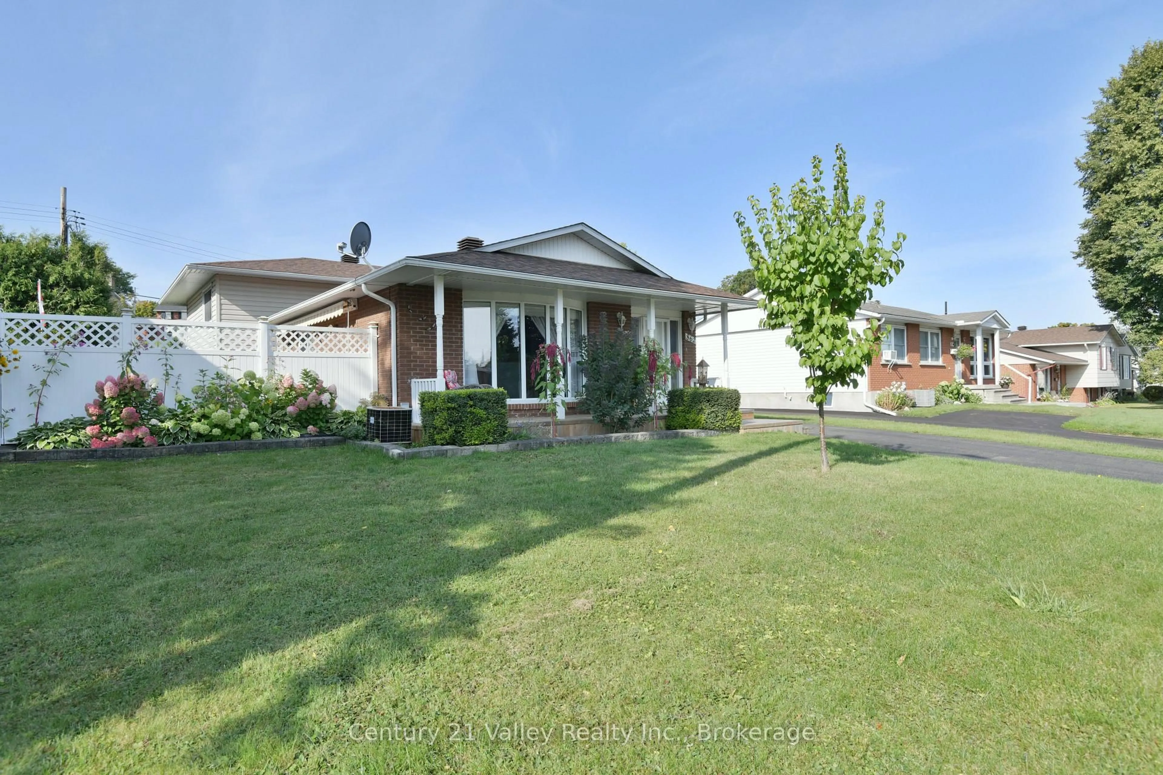 A pic from outside/outdoor area/front of a property/back of a property/a pic from drone, street for 862 Kedrosky Dr, Renfrew Ontario K7V 4E2