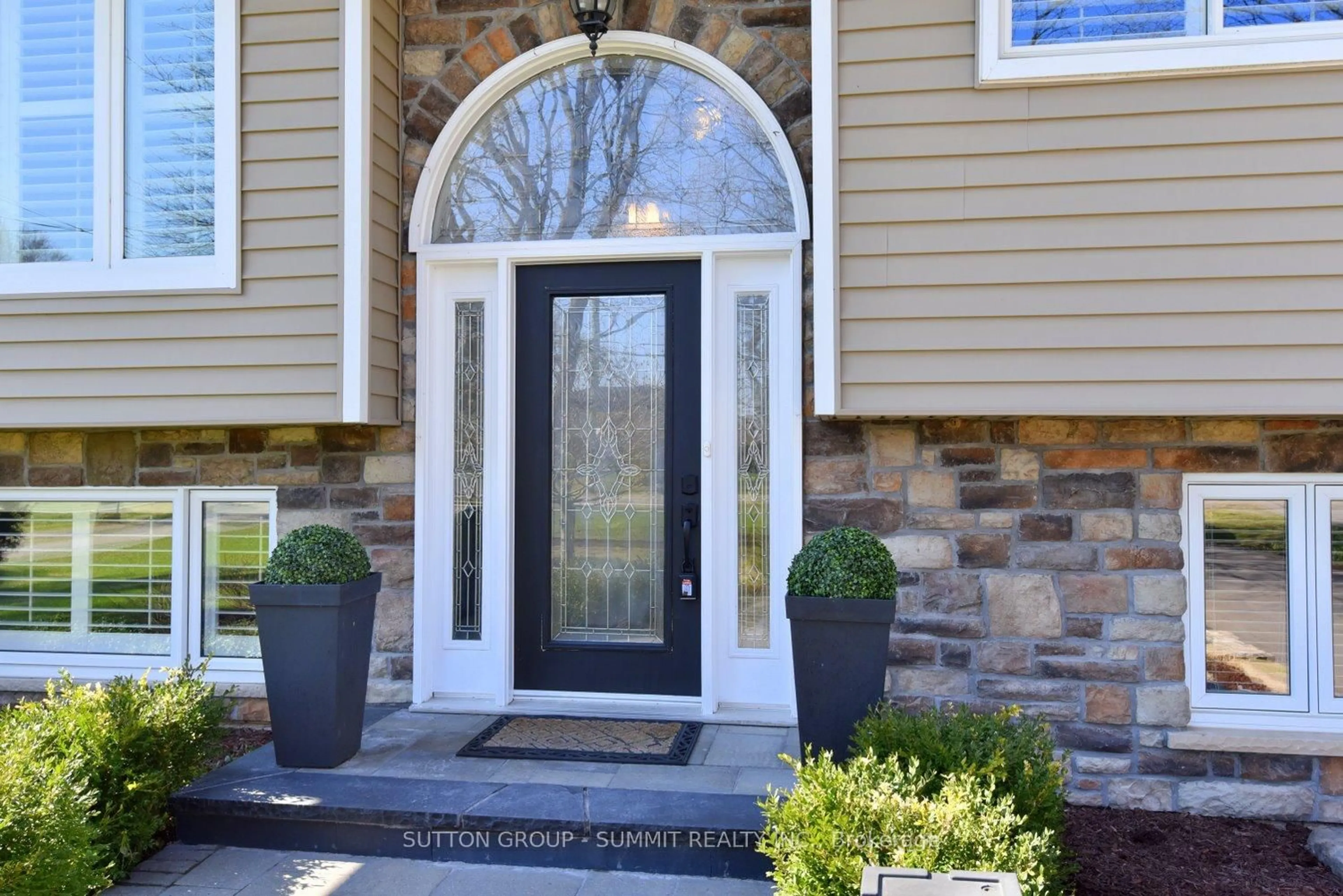 Indoor entryway for 181 Carlisle Rd, Hamilton Ontario L0R 2H1