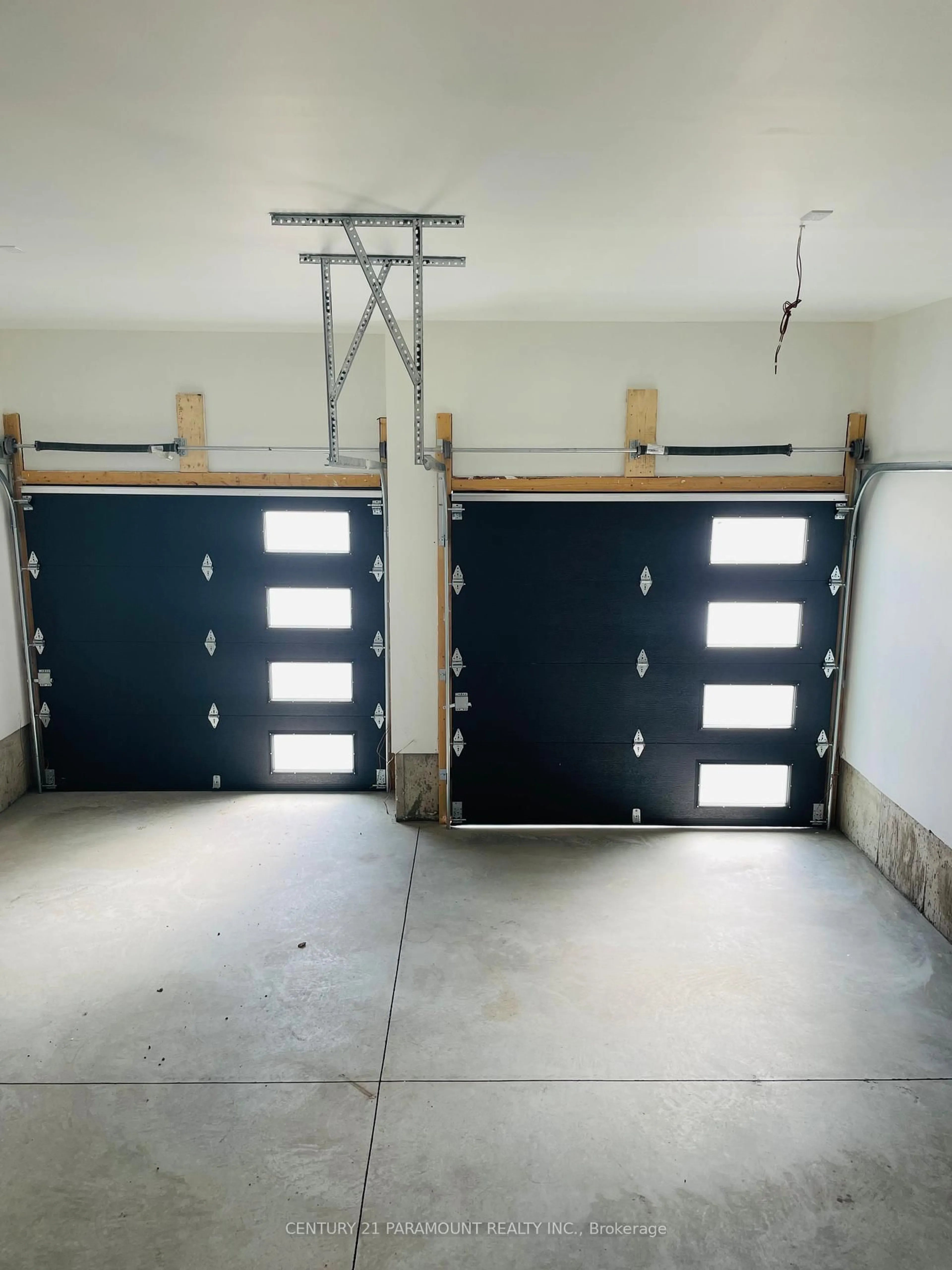 Indoor garage for 6461 Sunshine Common, Niagara Falls Ontario L2G 7J3