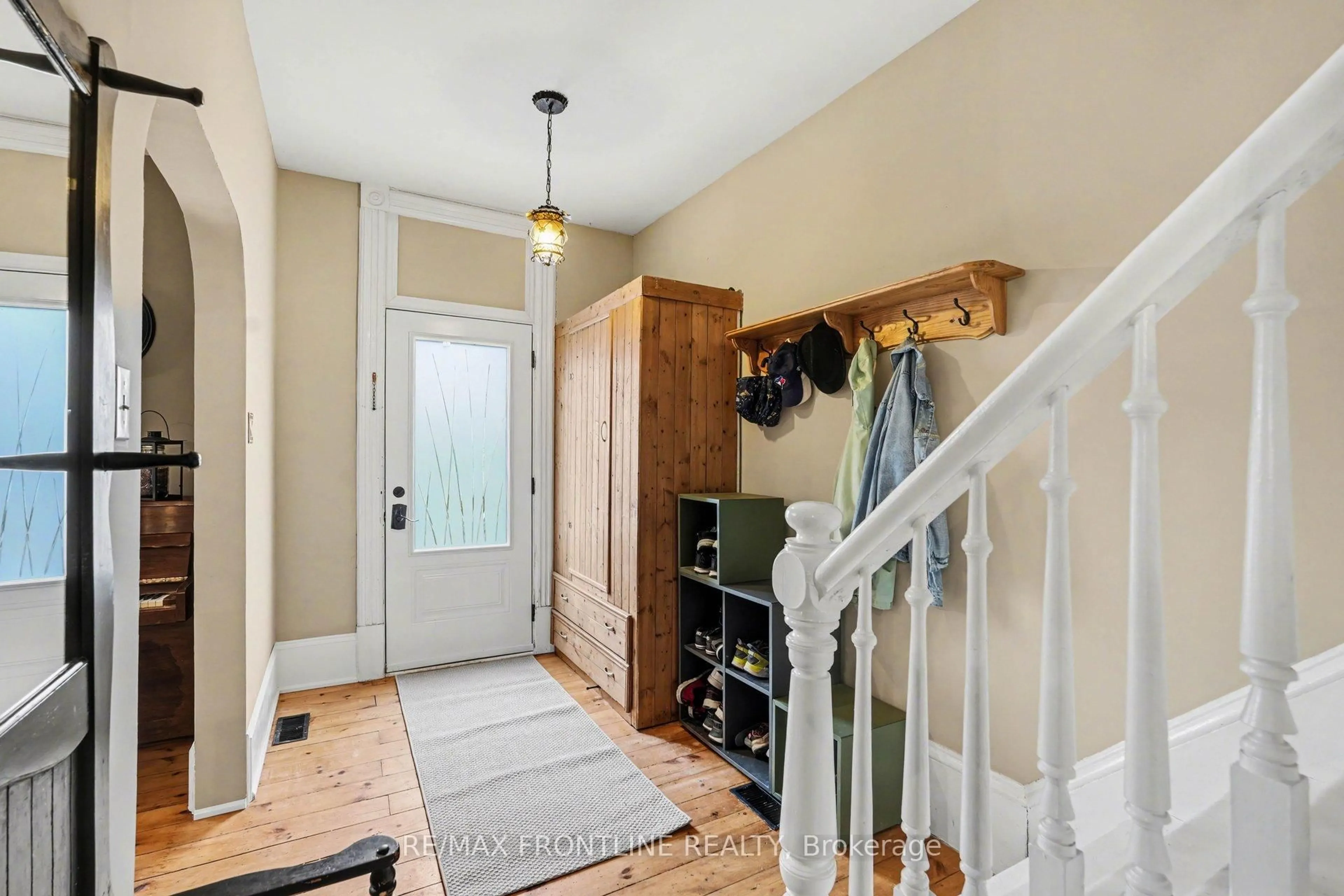 Indoor entryway for 39 Craig St, Perth Ontario K7H 1Y1