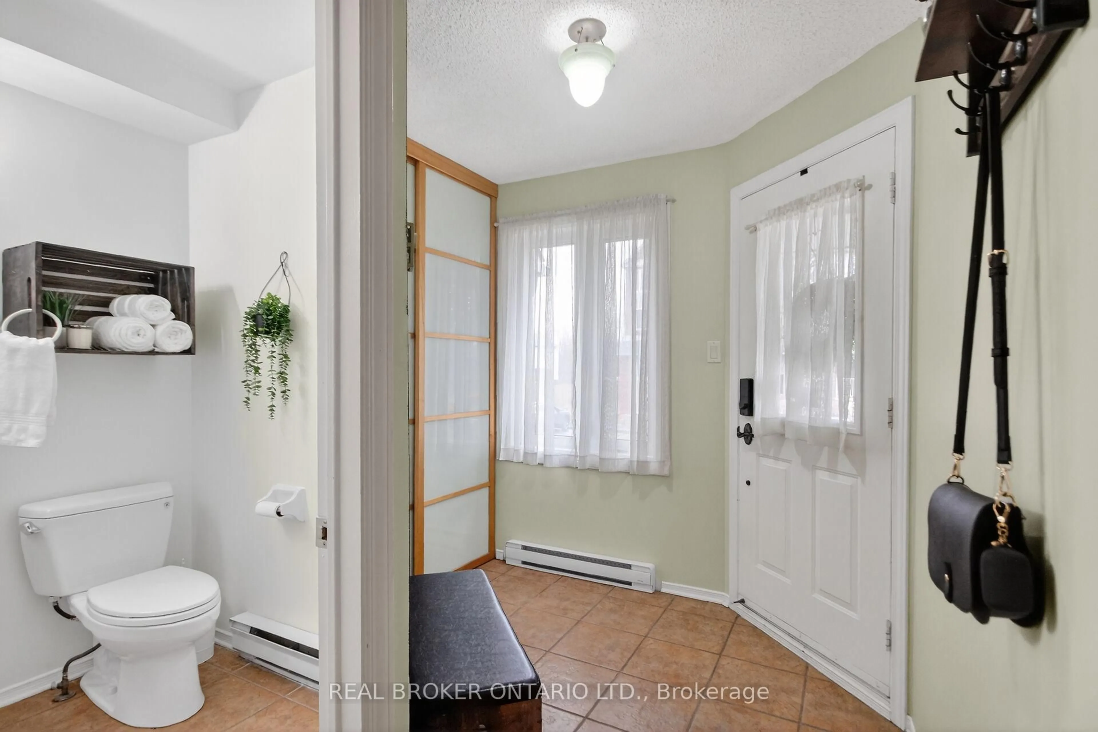 Indoor entryway for 418 Briston Private, Ottawa Ontario K1G 5R4