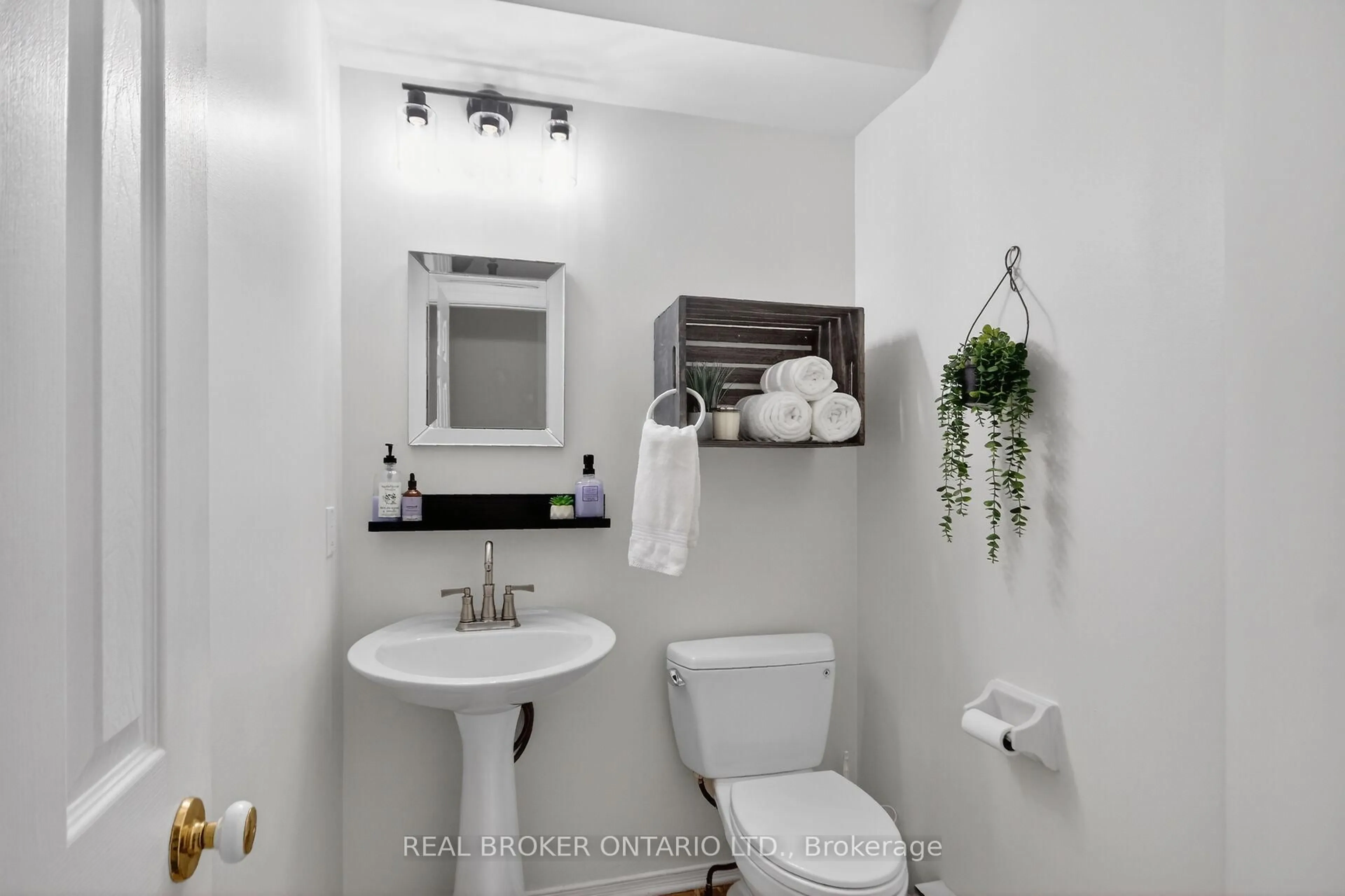 Standard bathroom, ceramic/tile floor for 418 Briston Private, Ottawa Ontario K1G 5R4