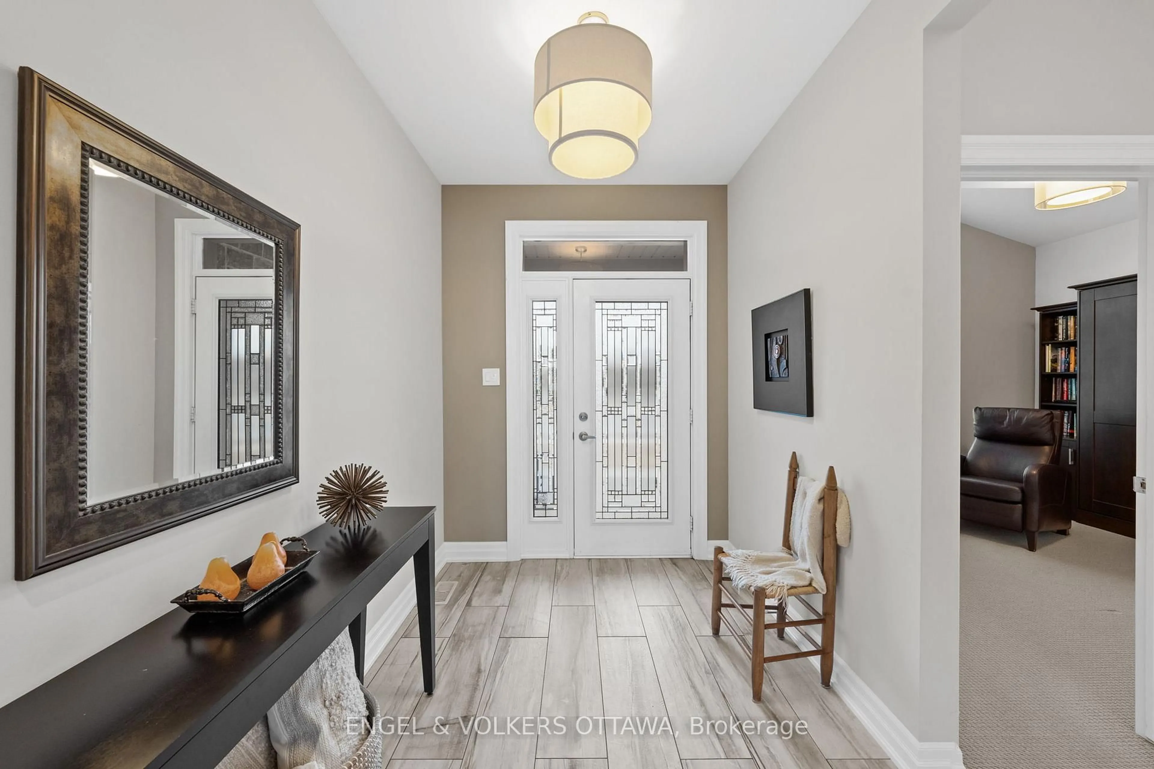 Indoor entryway for 100 Equinelle Dr, North Grenville Ontario K0G 1J0