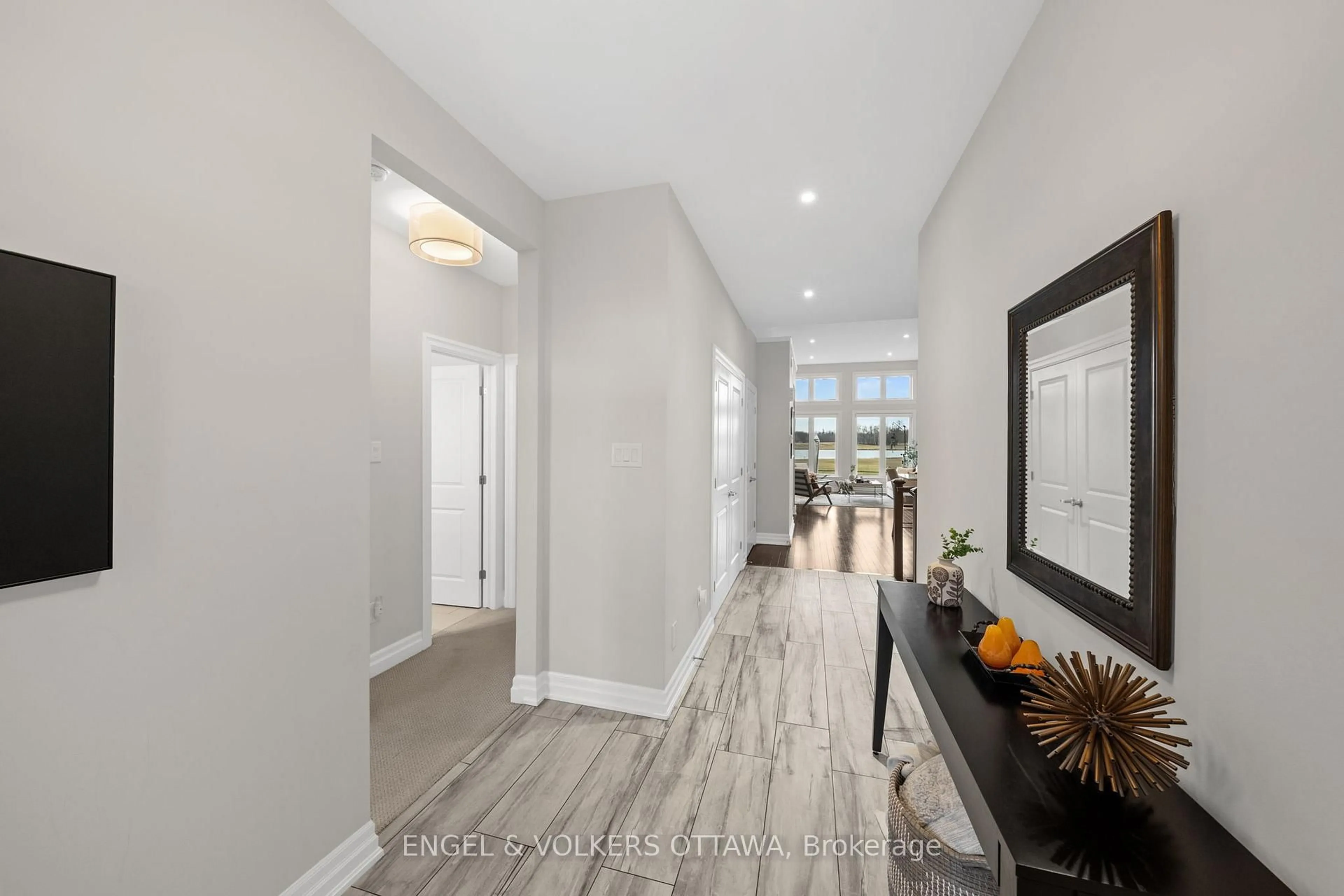 Indoor entryway for 100 Equinelle Dr, North Grenville Ontario K0G 1J0