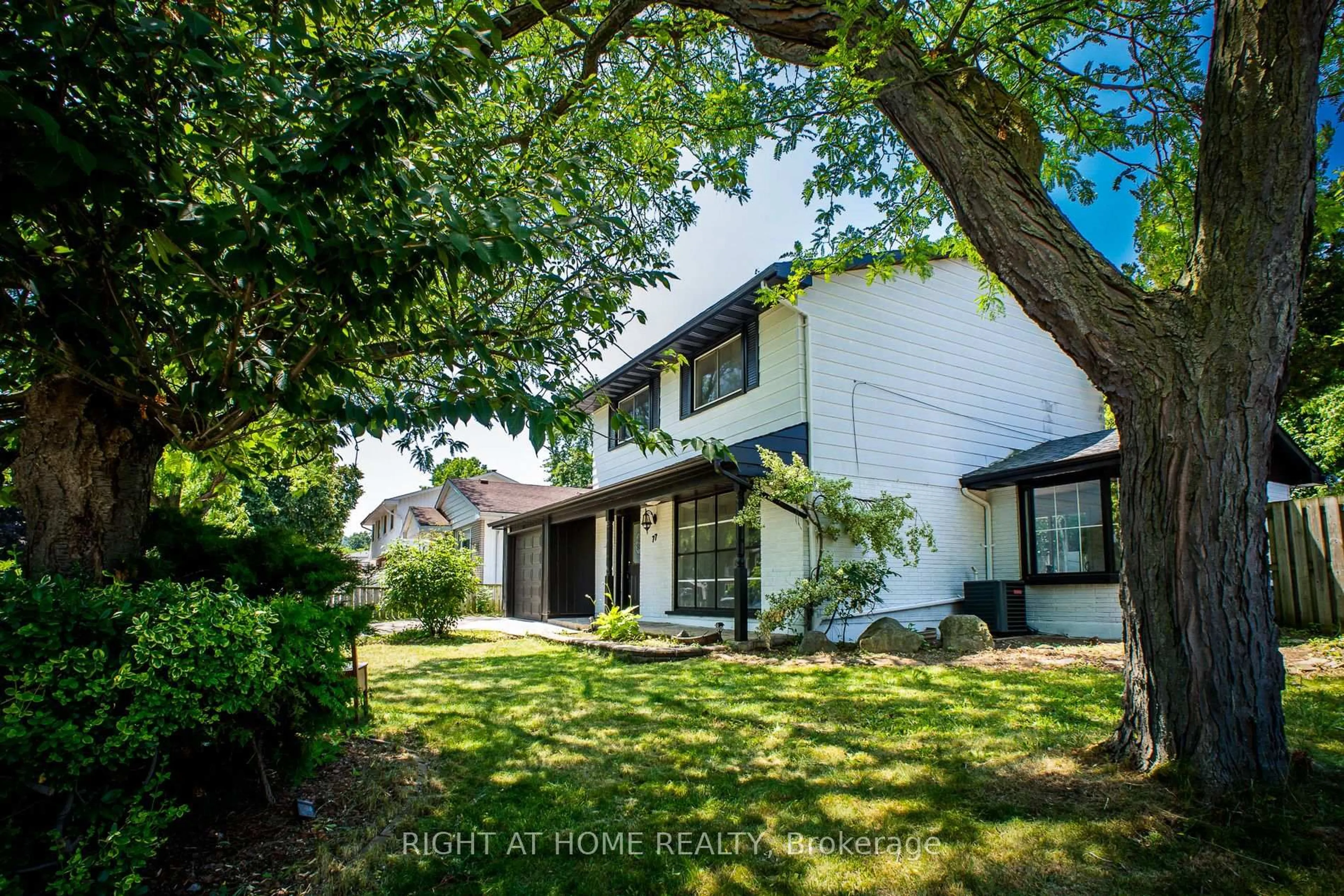 A pic from outside/outdoor area/front of a property/back of a property/a pic from drone, street for 77 Elford Cres, Hamilton Ontario L8K 5K8